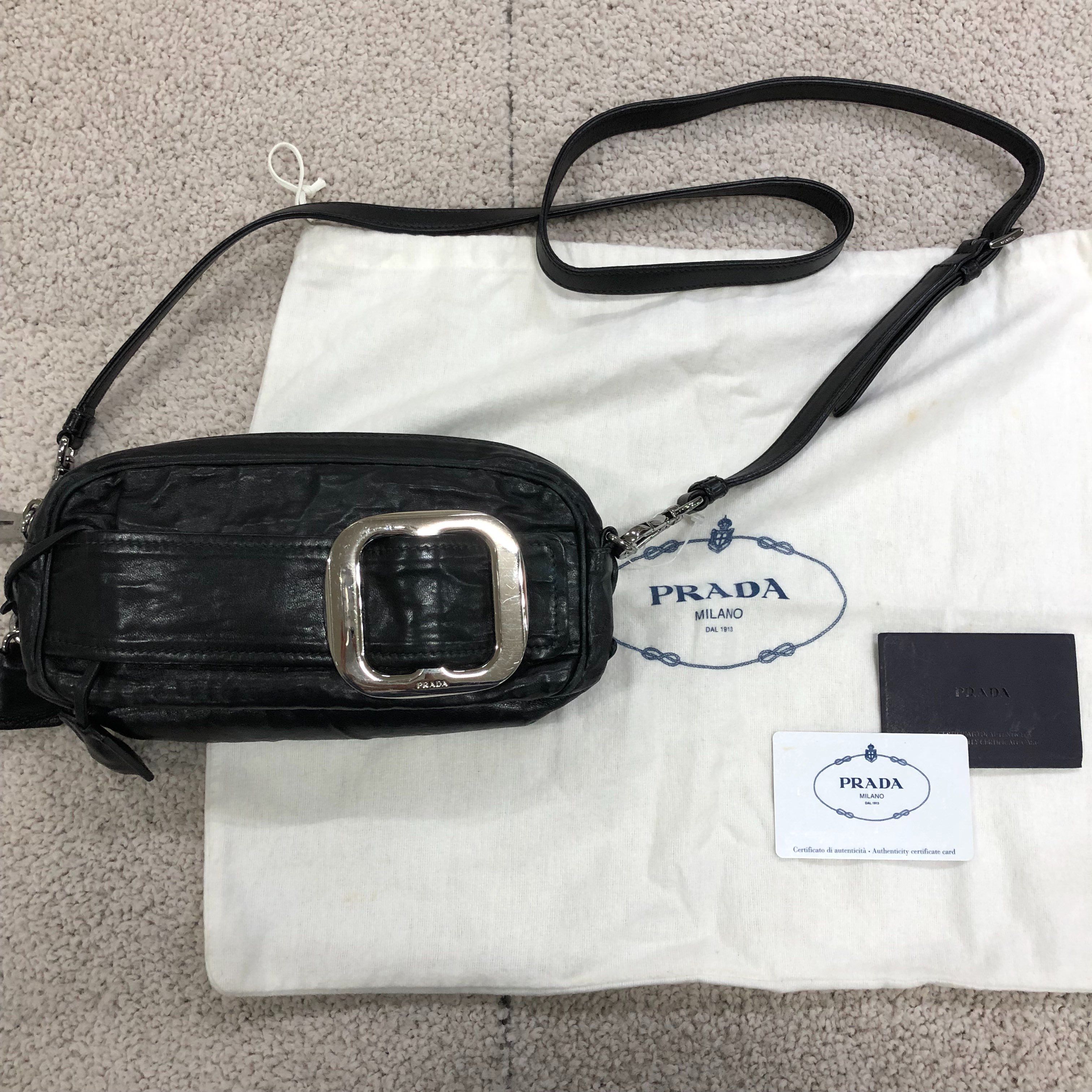プラダ ベルトモチーフ レザー ショルダーバッグ
