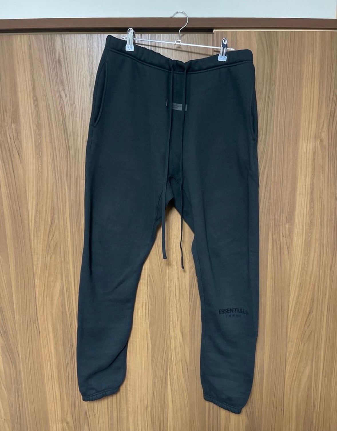 FEAR OF GOD ESSENTIALS BLACK ESS LOGO SWEAT "Stretch Limo"