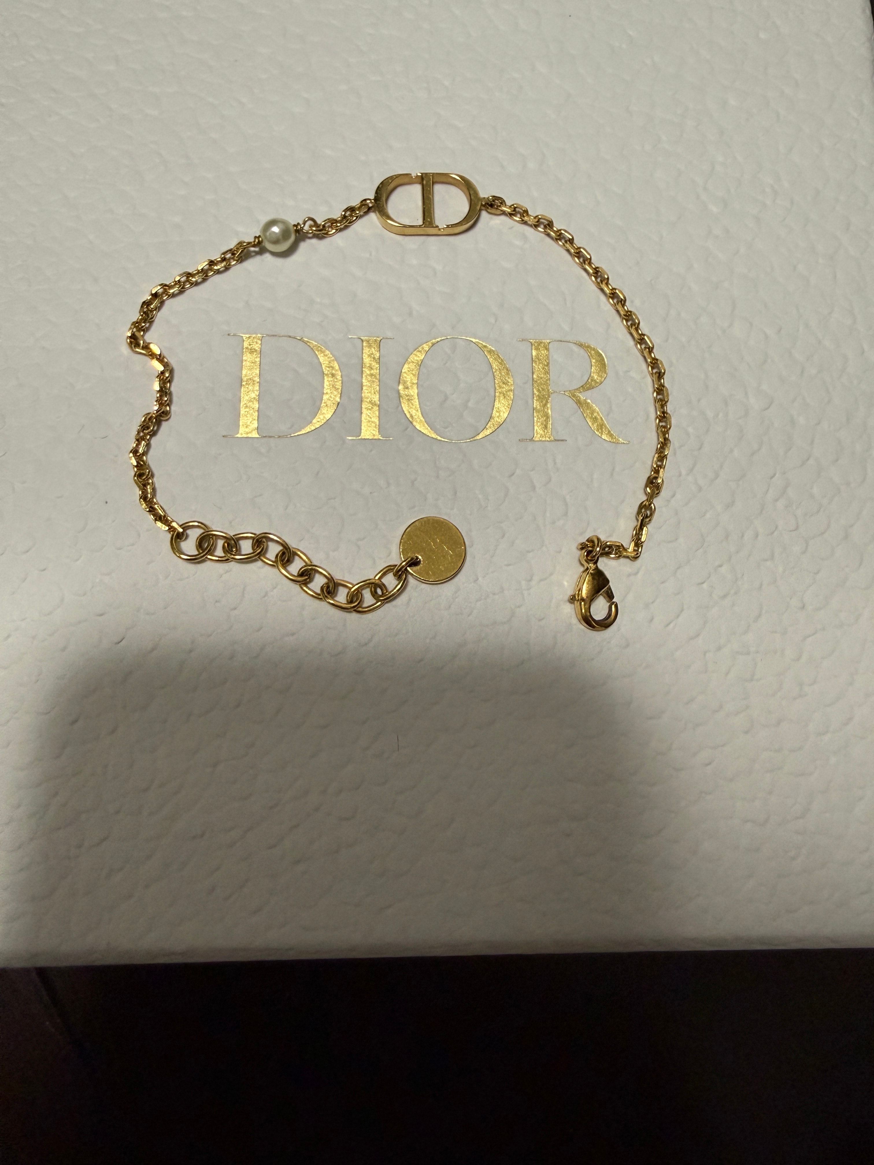 ディオール プティ CD ブレスレット メタル & レジンパール "ゴールド" B1310PTCRS_D301
