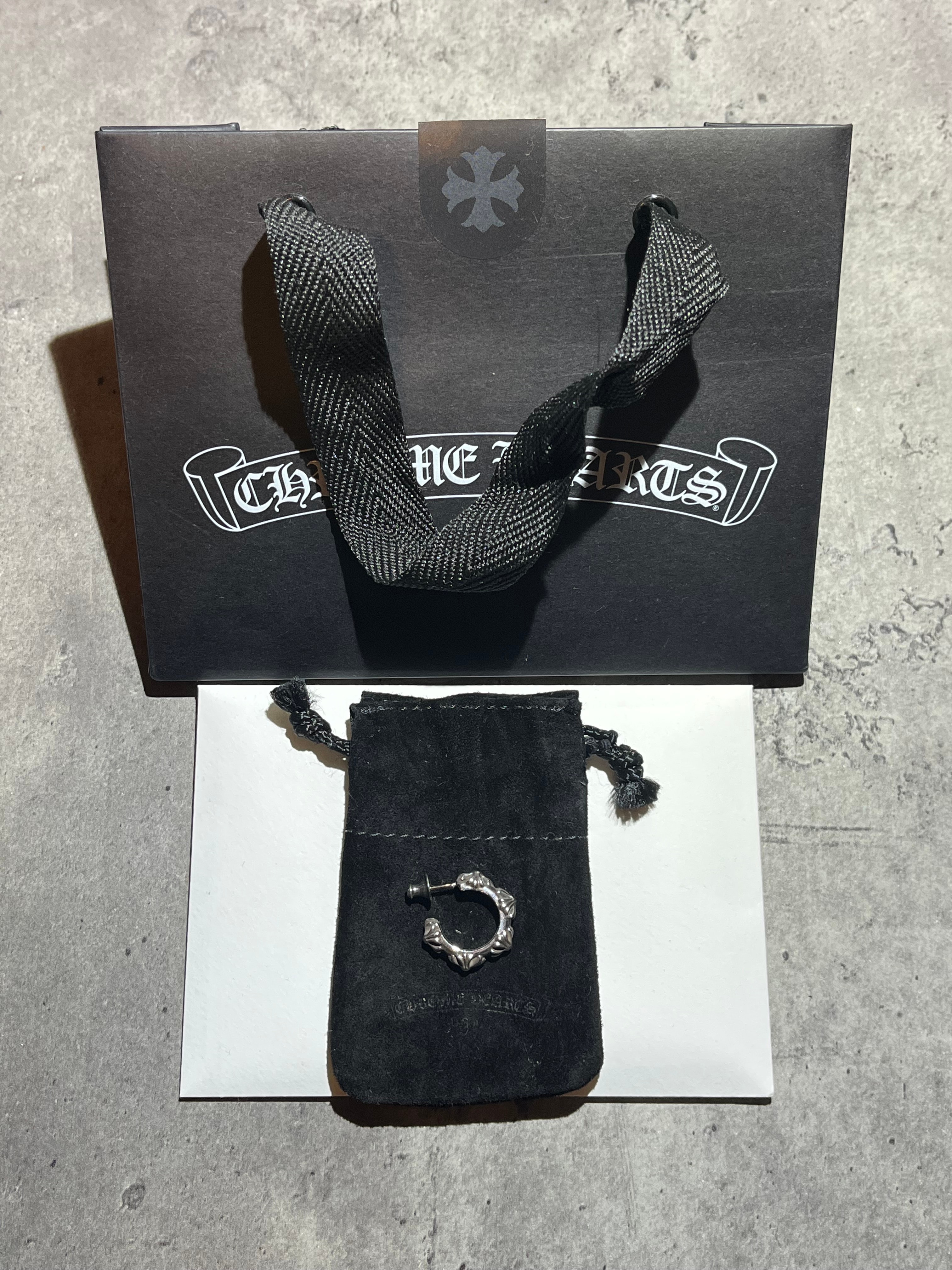 クロムハーツ クロスバンド フープ ピアス "シルバー"