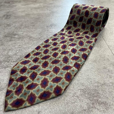 【GIVENCHY】ジバンシー ネクタイ 幾何学柄 ダイヤ 菱形 四つ葉形 タイル 装飾柄 小紋 総柄 紋様 パープル スカイブルー アート調 レトロ