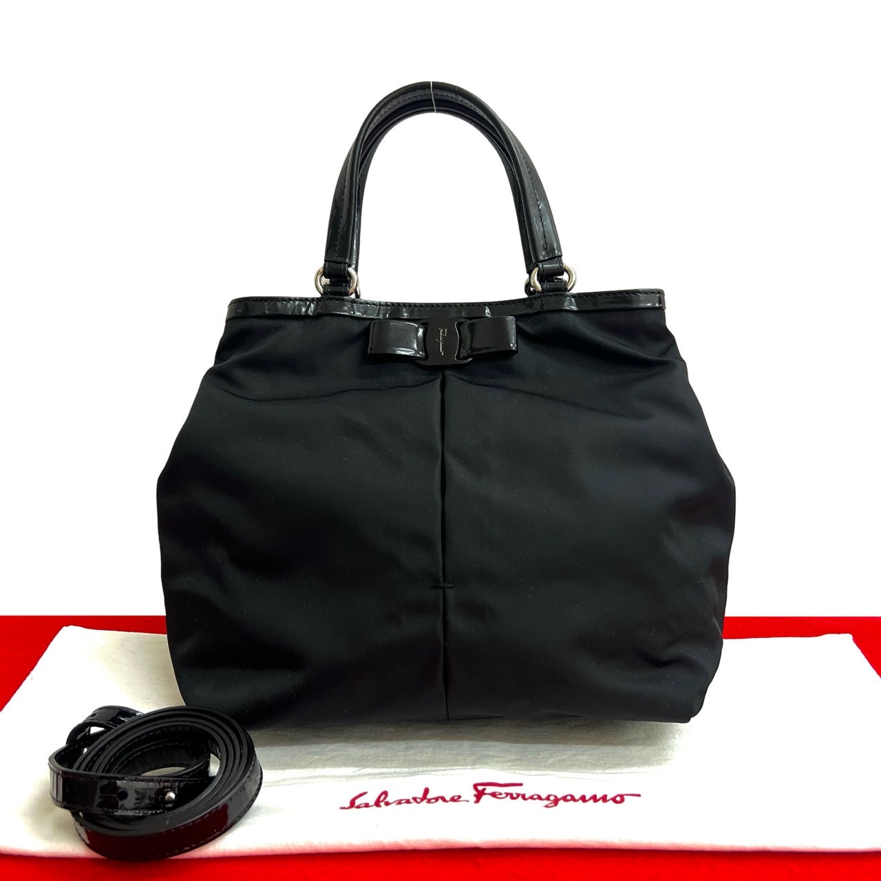 Salvatore Ferragamo サルヴァトーレフェラガモ ヴァラリボン 金具 ナイロン パテントレザー ショルダーバッグ ブラック
 01591