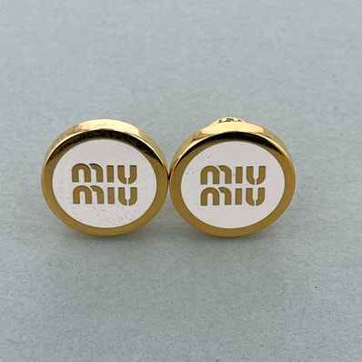 【値下げ】 MIUMIU ミュウミュウ ロゴ イヤリング イヤリング 5I0213 2F6T 真鍮 ゴールド ホワイト レディース【中古】