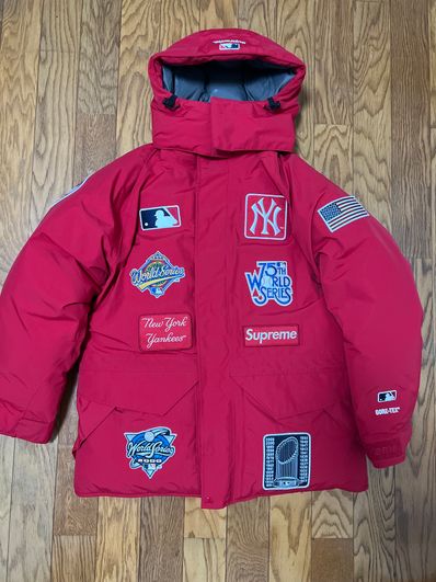 Supreme / New York Yankees GORE TEX 700-Fill Down Jacket "Red"