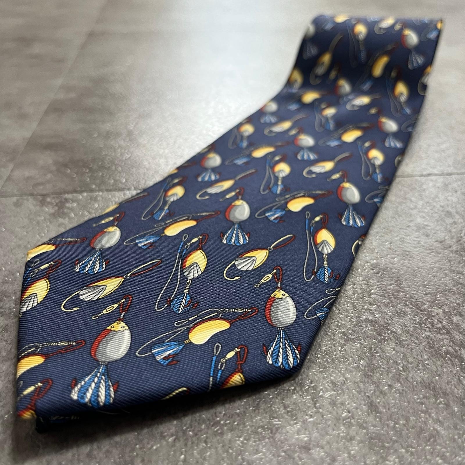 【GUCCI】グッチ ネクタイ ルアー 毛針 釣り針 フィッシング柄 総柄 プリント シルク100% ネイビー メンズ ビジネス スーツ フォーマル