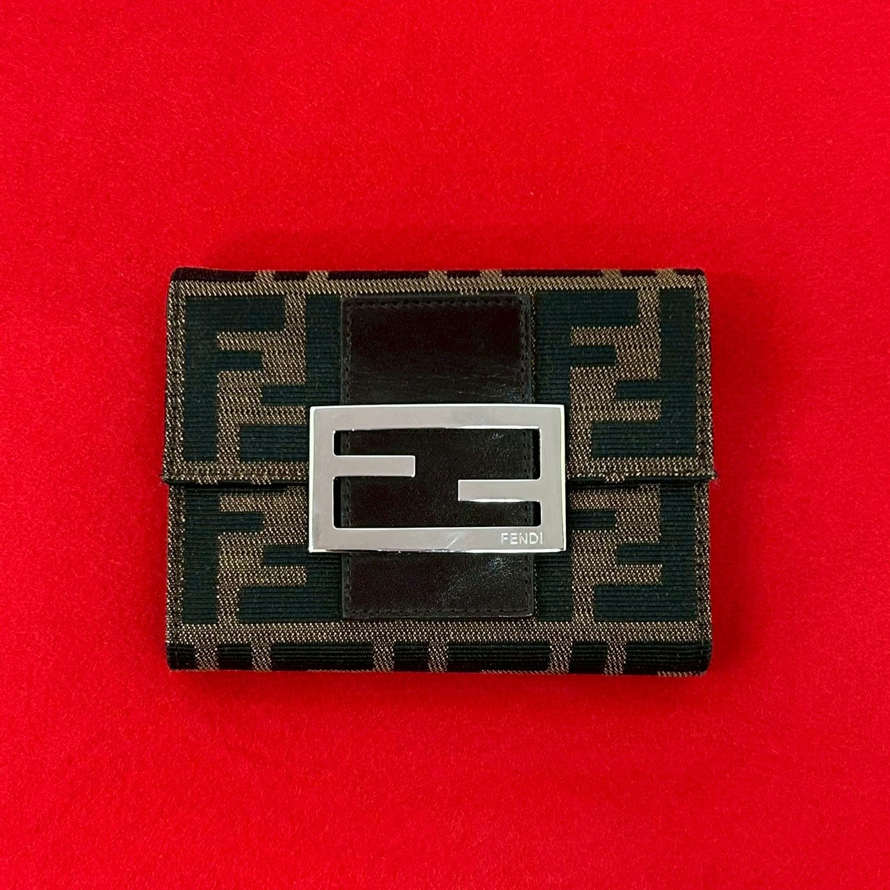 FENDI フェンディ ズッカ FF 柄 レザー キャンバス 三つ折り財布 ブラウン
57131