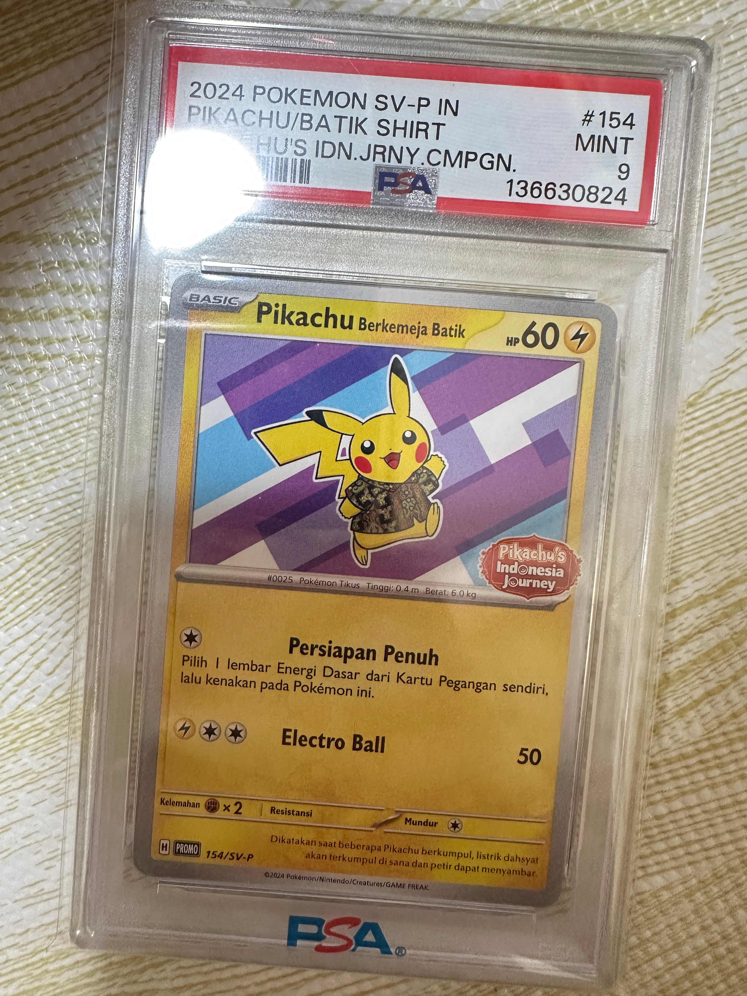 PSA9】バティックシャツを着たピカチュウ (ネイティオ柄) P [SV-P 154