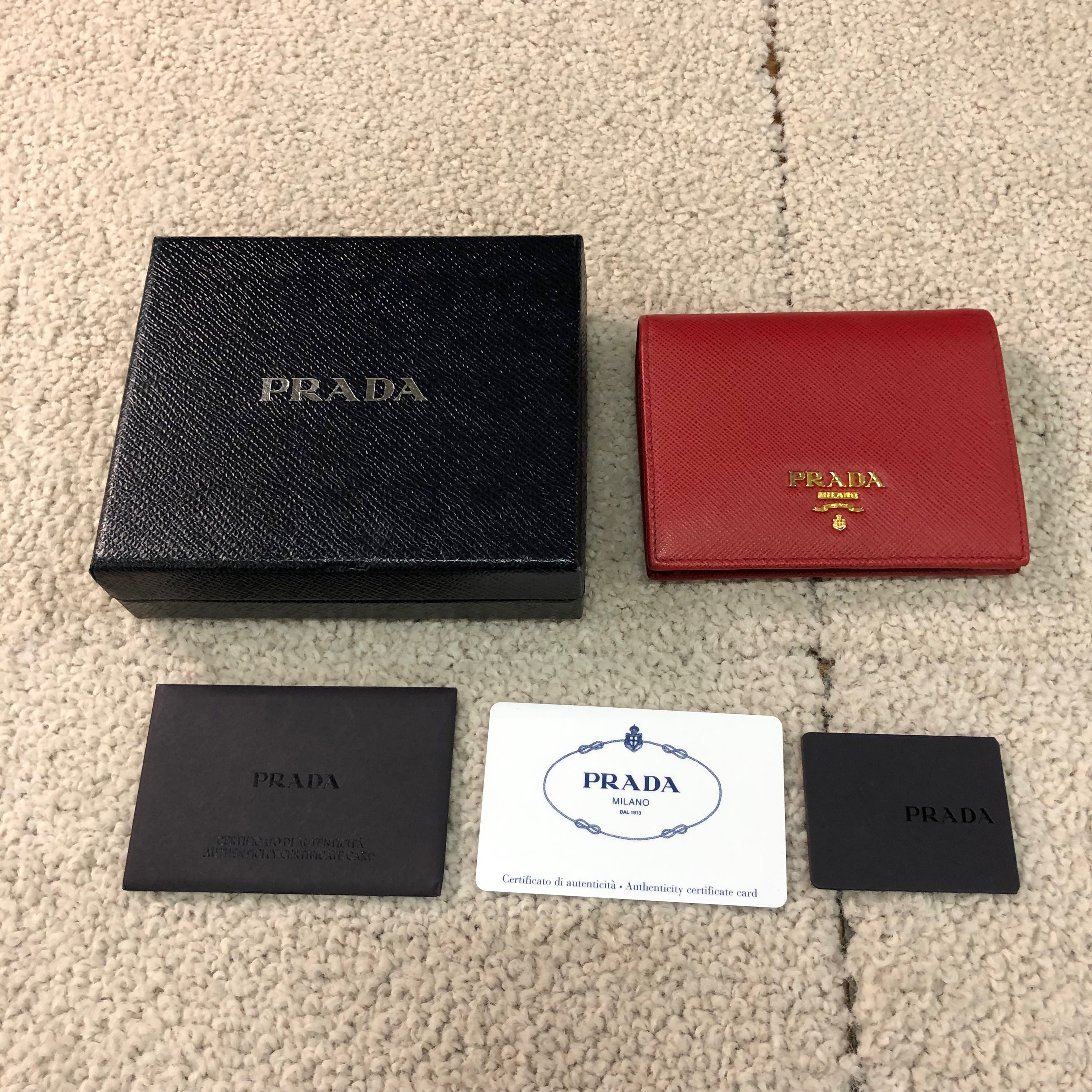 プラダ サフィアーノ コンパクト財布