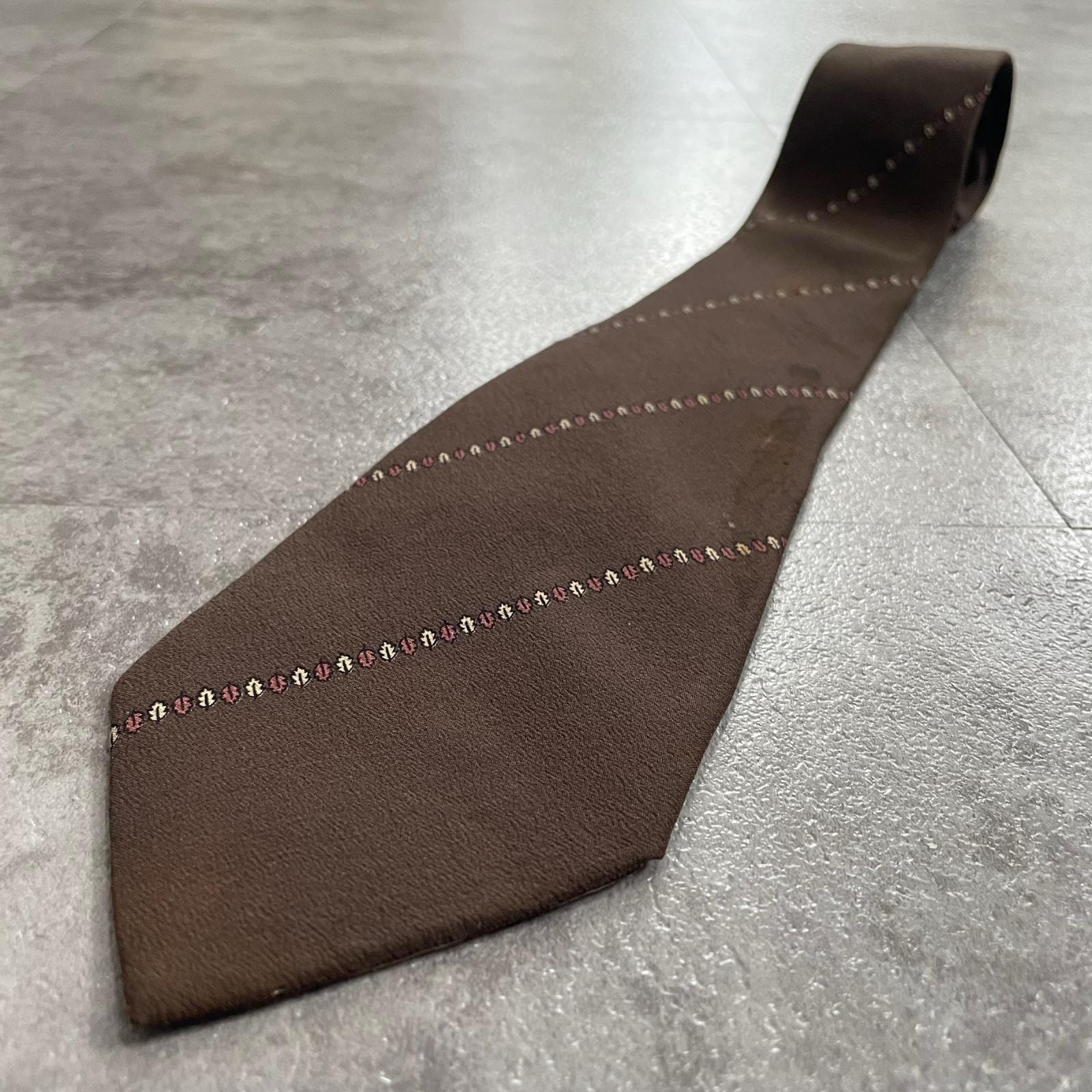 【CHANEL】シャネル 紋章柄 ネクタイ 小紋 斜めライン 連続柄 配色モチーフ 細密柄 織り模様 光沢 クラシック 小柄 縁取り メンズ ブラウン