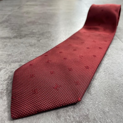 【LOUIS VUITTON】ルイヴィトン LVロゴ モノグラム ネクタイ 小紋 同色柄 斜め配置 細かな織り目 総柄 花紋 凹凸 織柄 光沢 メンズ レッド