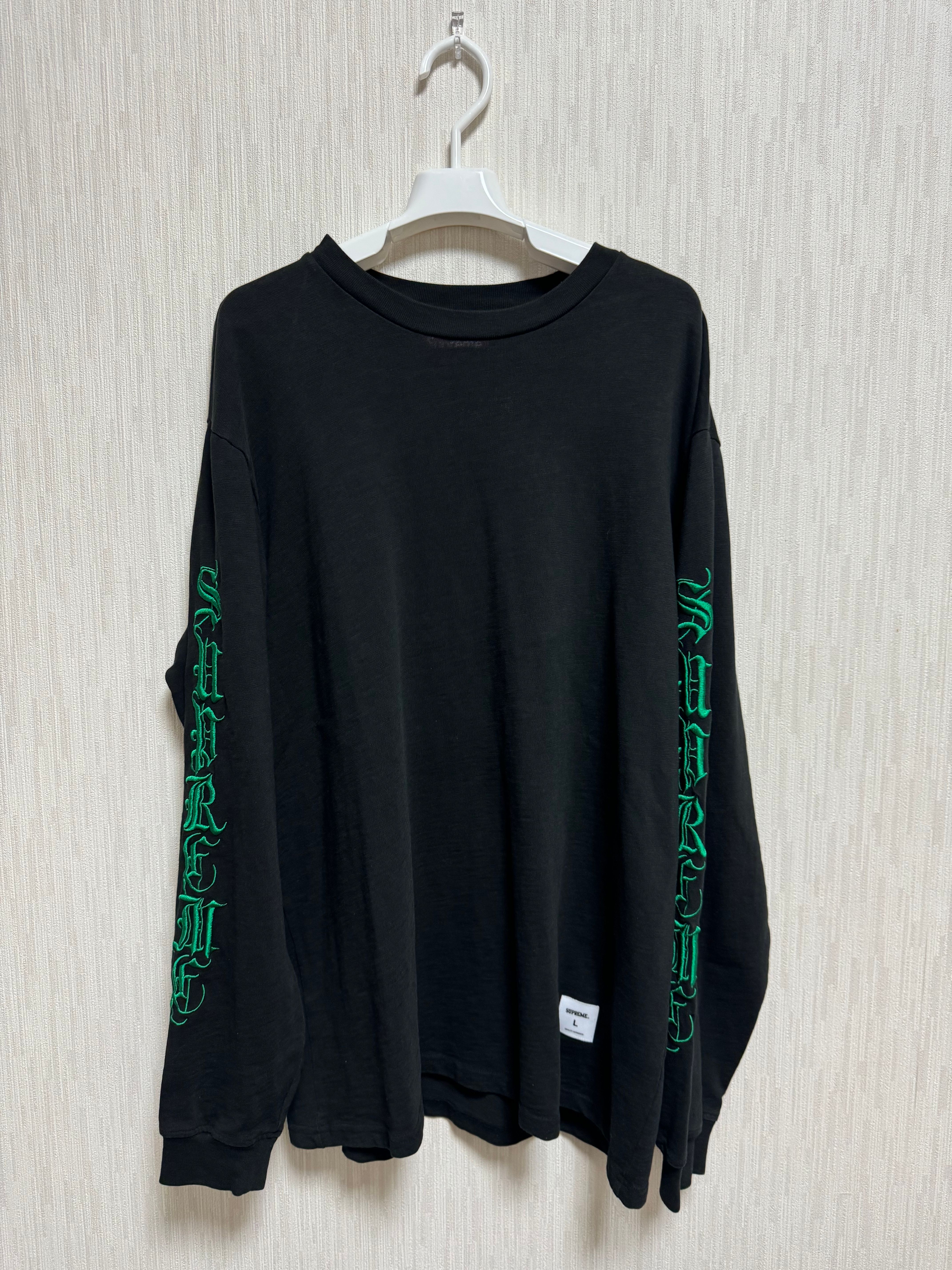 Supreme Old English L/S Top "Black"