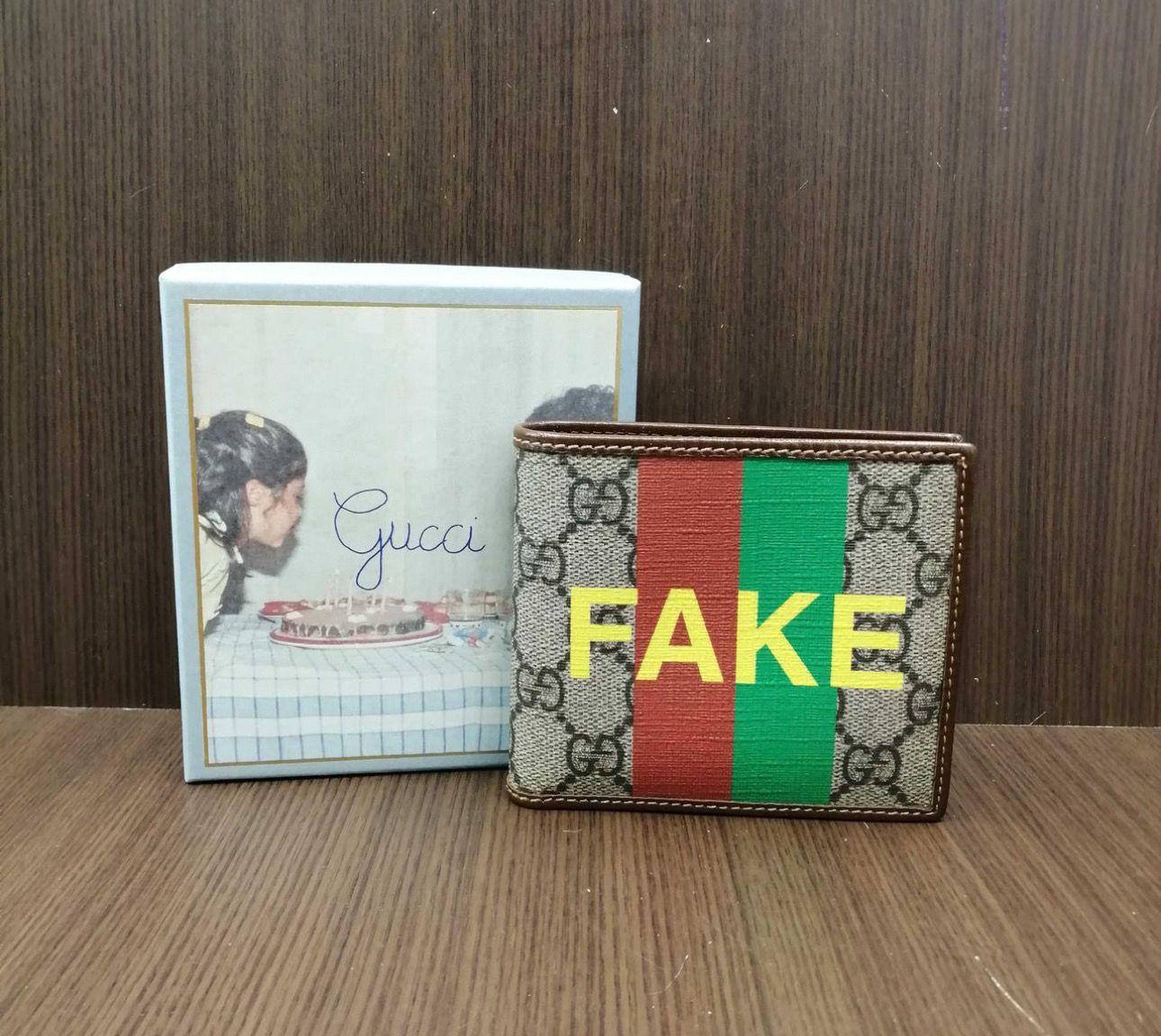 グッチ FAKE / NOT プリント コインウォレット 636167 2GCAG 8280