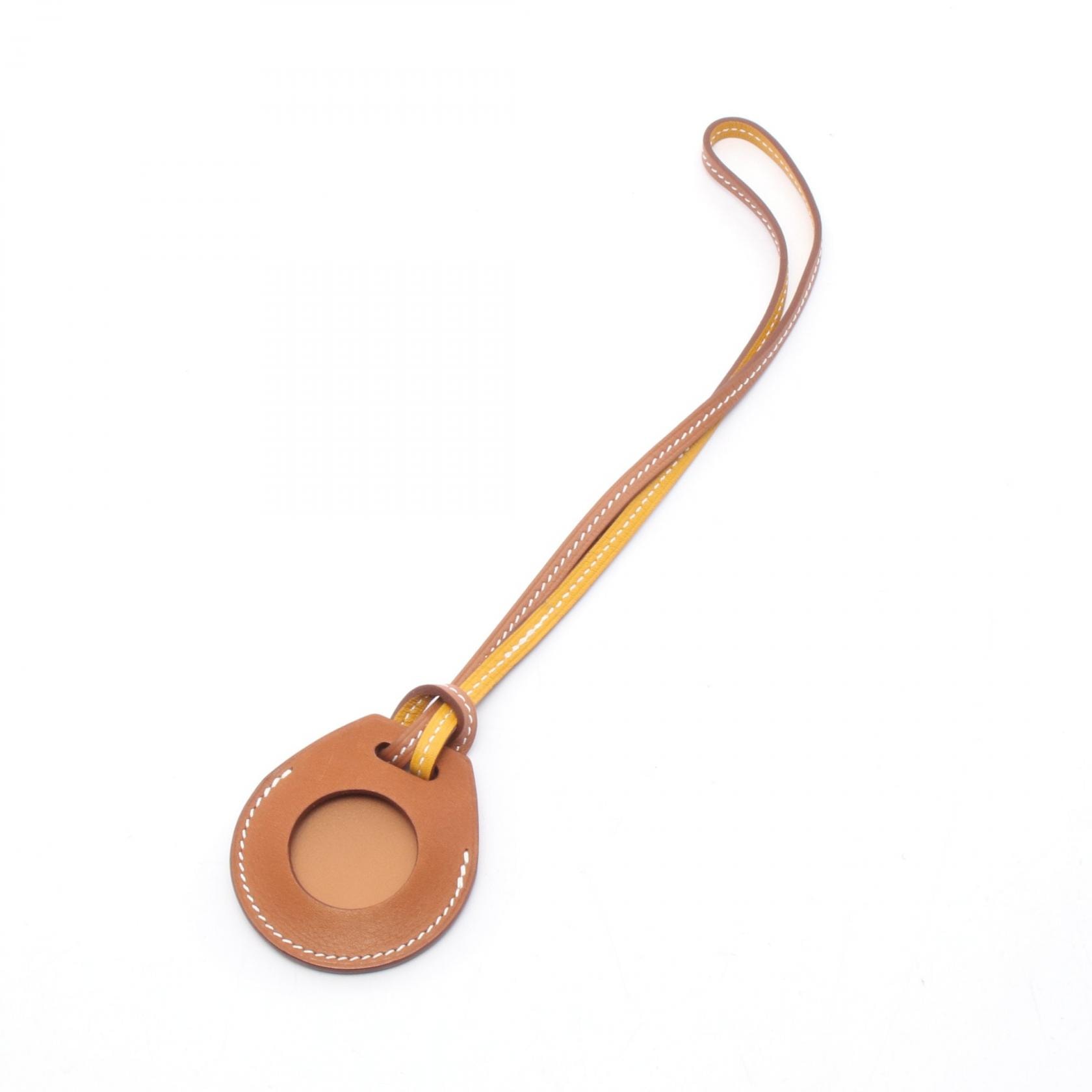 エルメス HERMES Apple AirTag Hermes エアタグ ゴールド ジョーヌドール チャーム アクセサリー レザー ヴォースイフト Y刻印(2020年製造) メンズ レディース ブラウン系 / イエロー系 【中古】