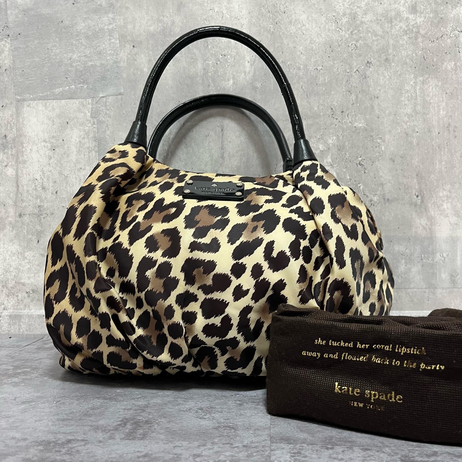 【Kate Spade】ケイトスペード レオパード柄ハンドバッグ レオパードモチーフ レザー レディース ベージュ ブラウン 茶色 ハンドバッグ トートバッグ ギャザーデザイン プレートロゴ 巾着袋付き