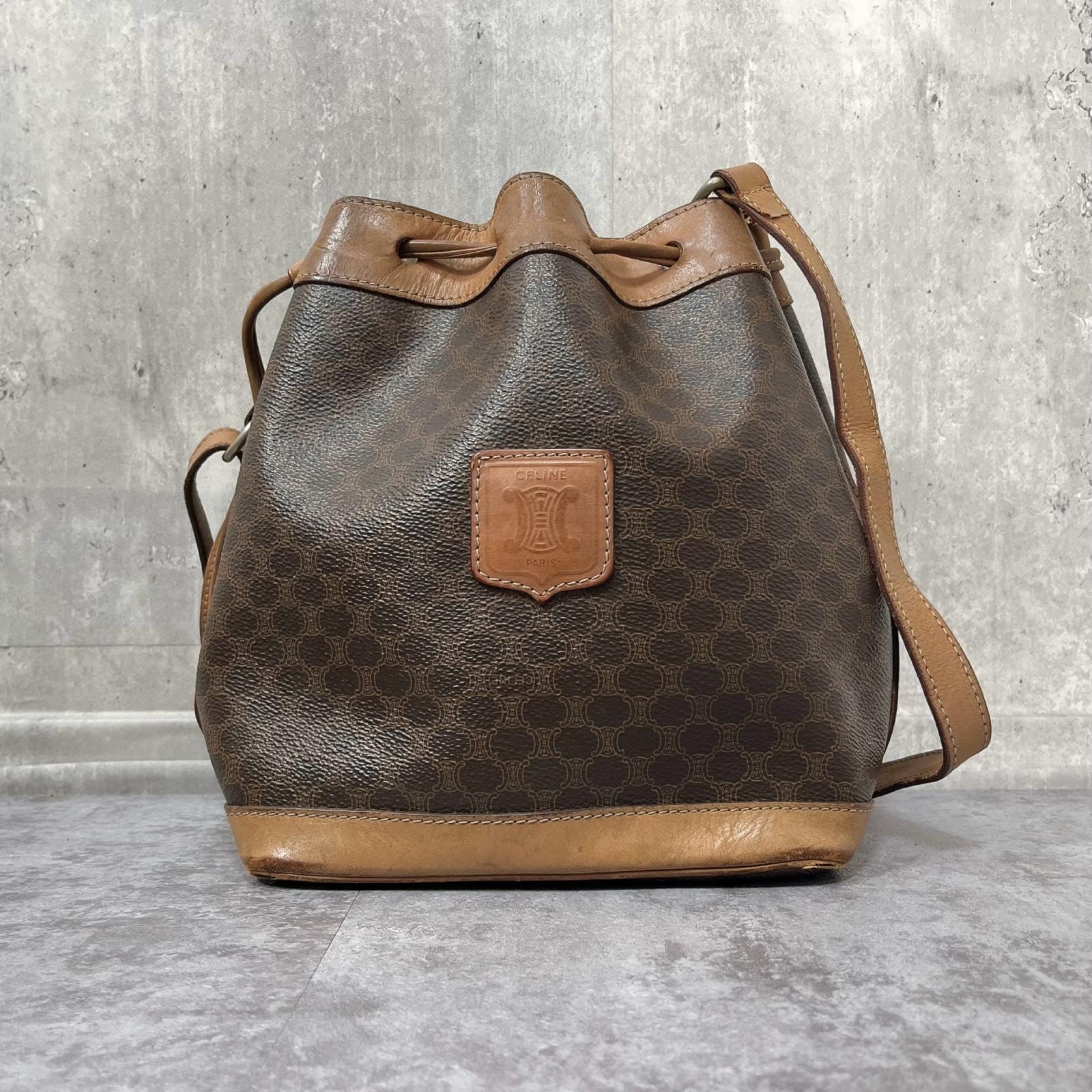 【CELINE】セリーヌ マカダム 巾着 ショルダーバッグ PVC レザー ブラウン 茶 トリオンフ ロゴパッチ ドローストリング 肩掛け レディース