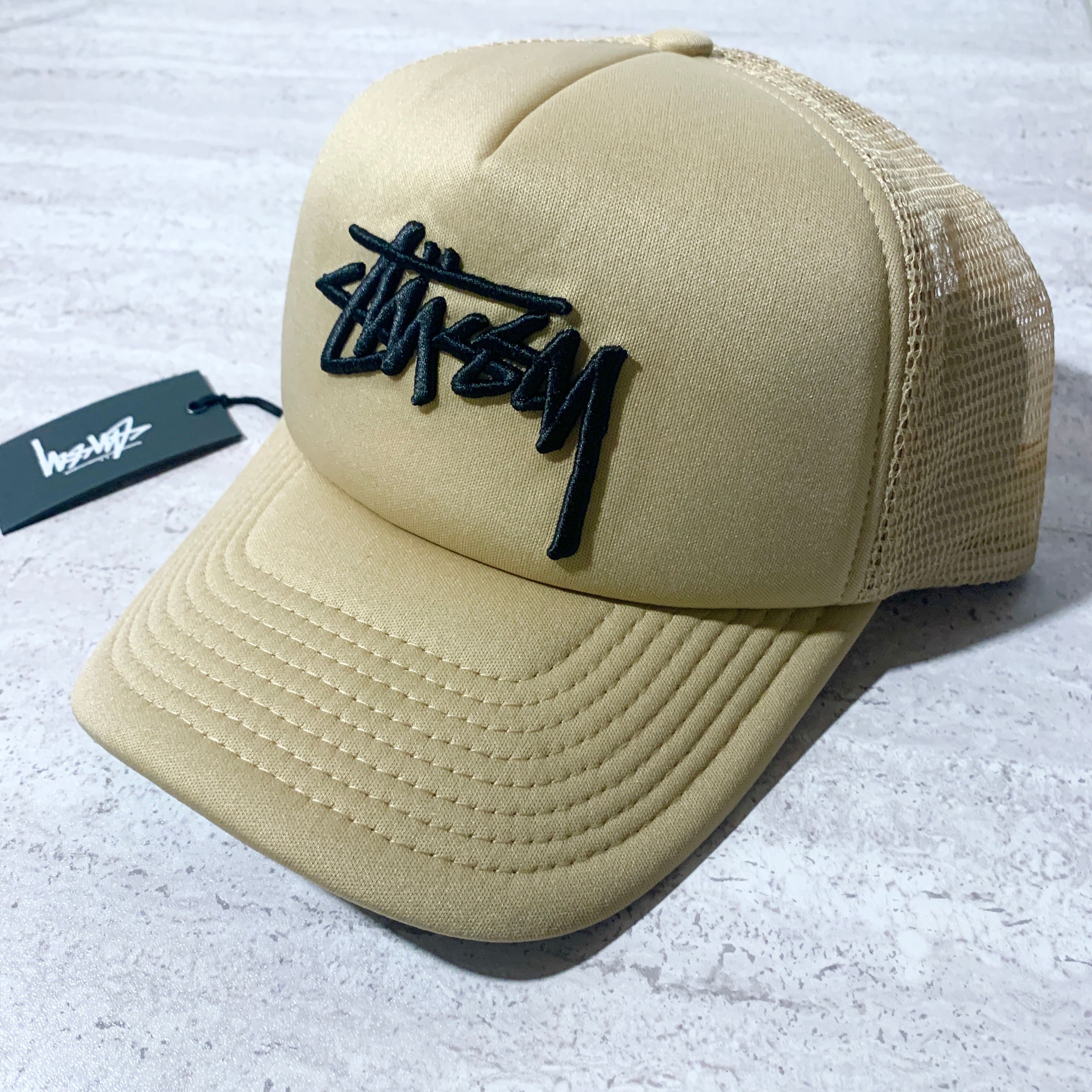 海外限定 STUSSY トラッカー メッシュ スナップバックキャップ ベージュ