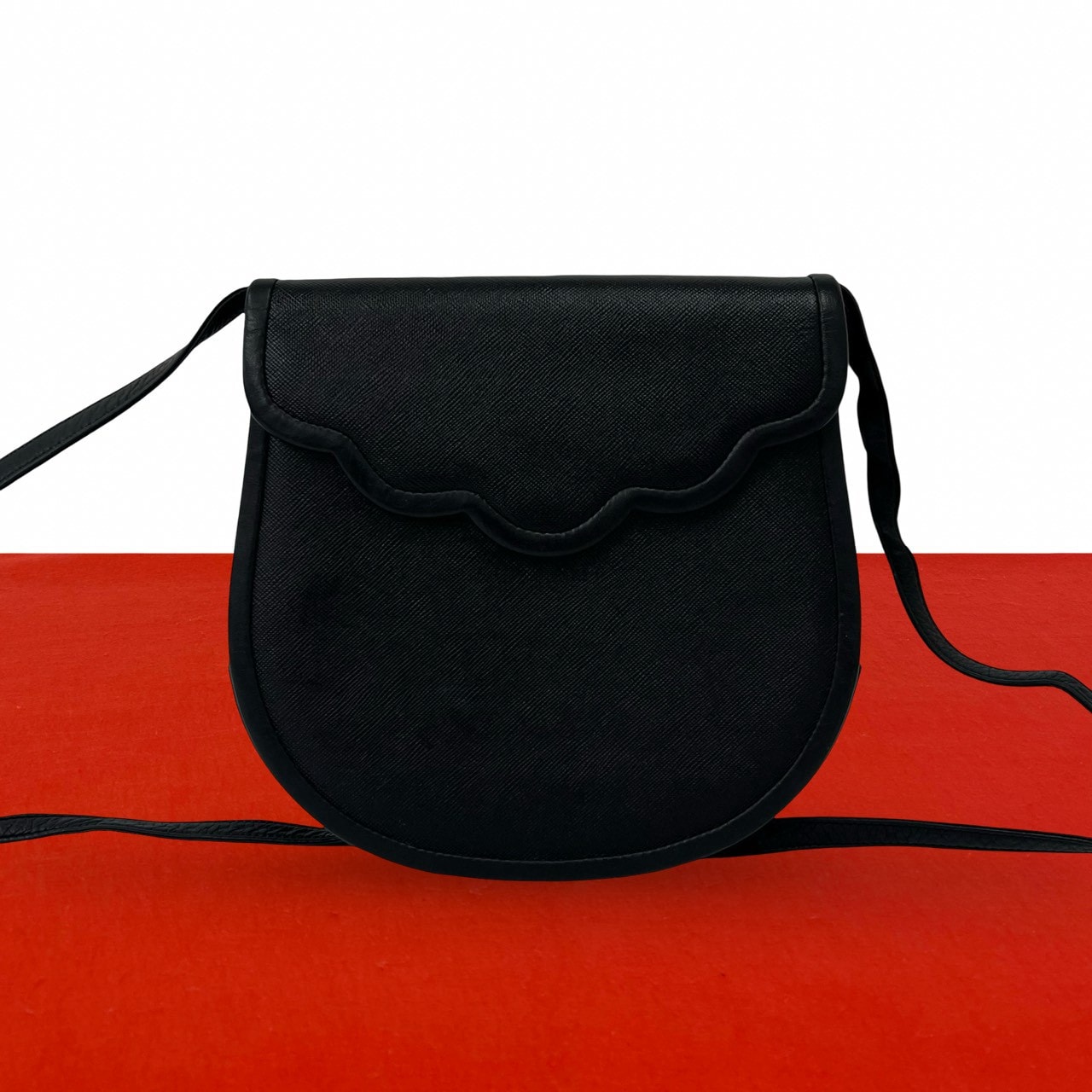 YVES SAINT LAURENT イヴ・サンローラン レザー ショルダーバッグ ブラック
18250