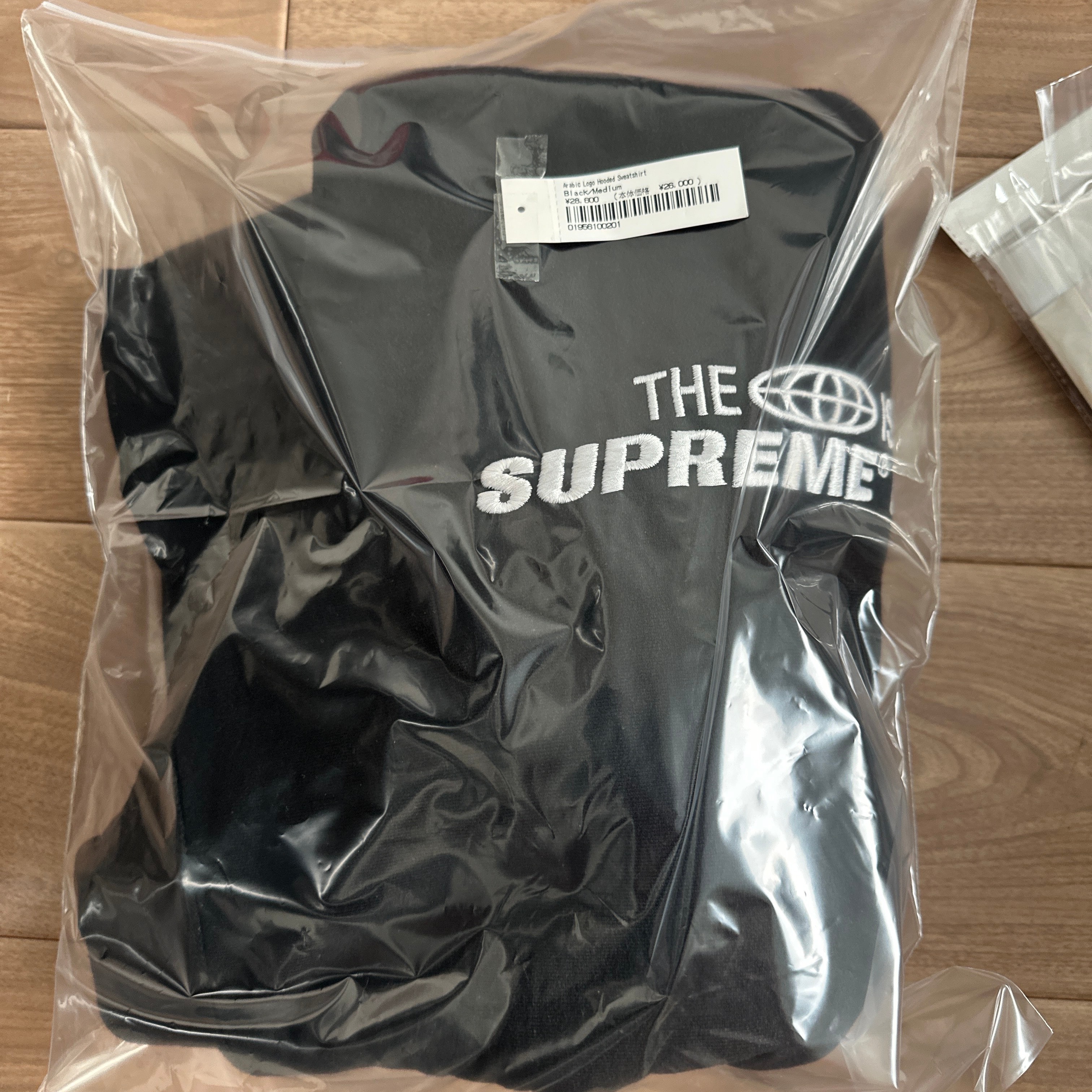 シュプリームパーカー