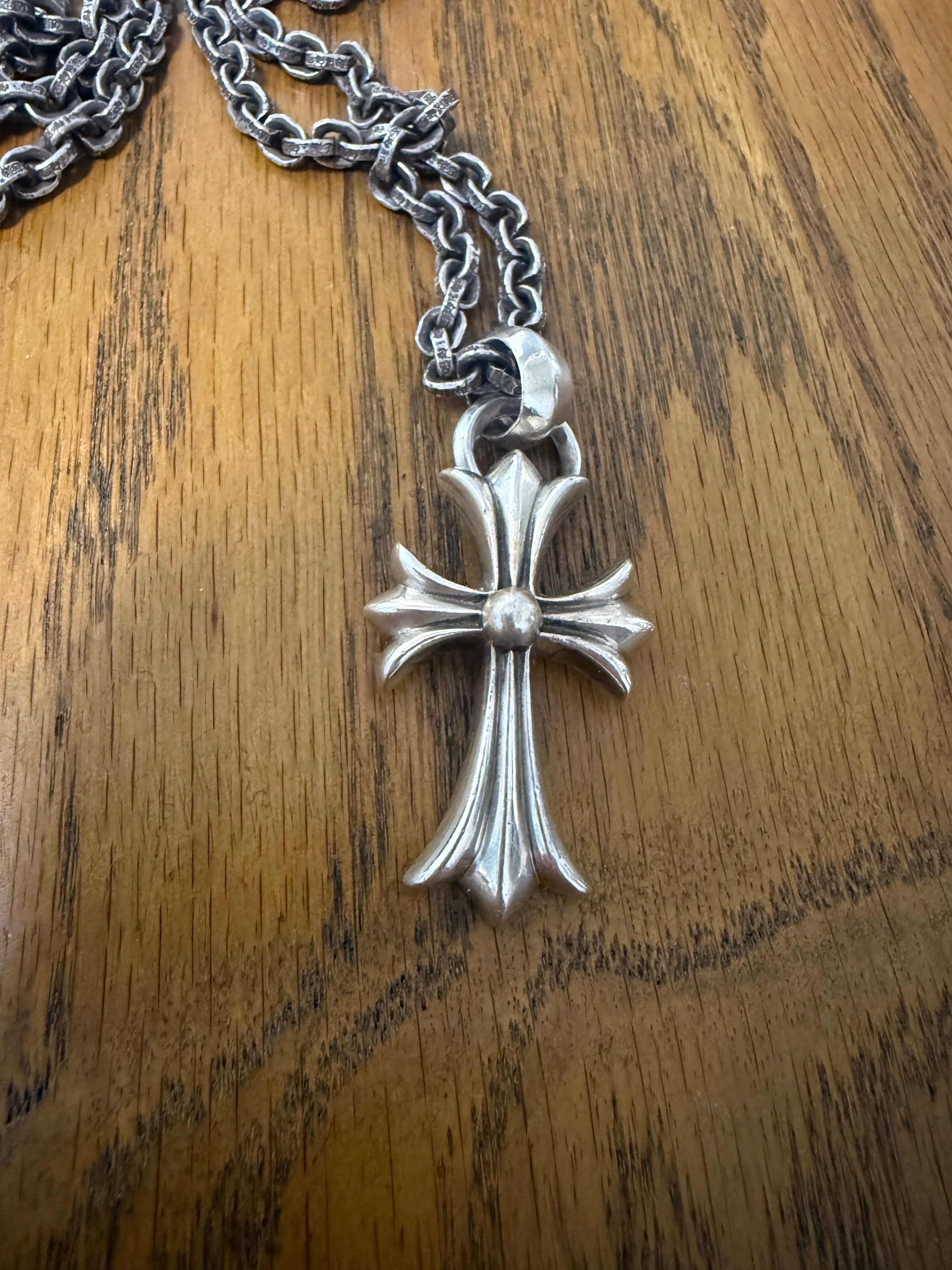 クロムハーツ CH クロス ペンダント スモール / プレーンベイル "シルバー"