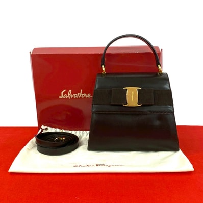 Salvatore Ferragamo サルヴァトーレフェラガモ ヴァラリボン 金具 レザー ショルダーバッグ ブラウン
32902
