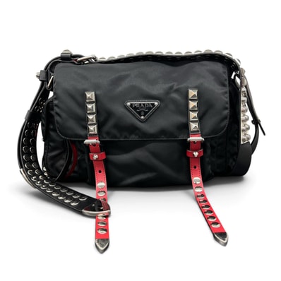 PRADA 希少 極美品 プラダ トライアングルロゴ ナイロン スタッズ メッセンジャーバッグ ショルダーバッグ 1BD118 レザー ブラック レッド シルバー 三角プレート ロゴプレート Aランク 鑑定済 中古 プラダバッグ