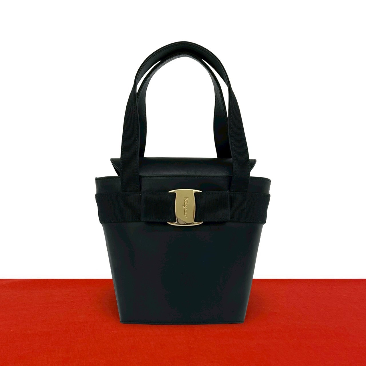 Salvatore Ferragamo サルヴァトーレフェラガモ ヴァラリボン 金具 レザー ハンドバッグ ブラック
 15915