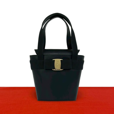 Salvatore Ferragamo サルヴァトーレフェラガモ ヴァラリボン 金具 レザー ハンドバッグ ブラック
15915
