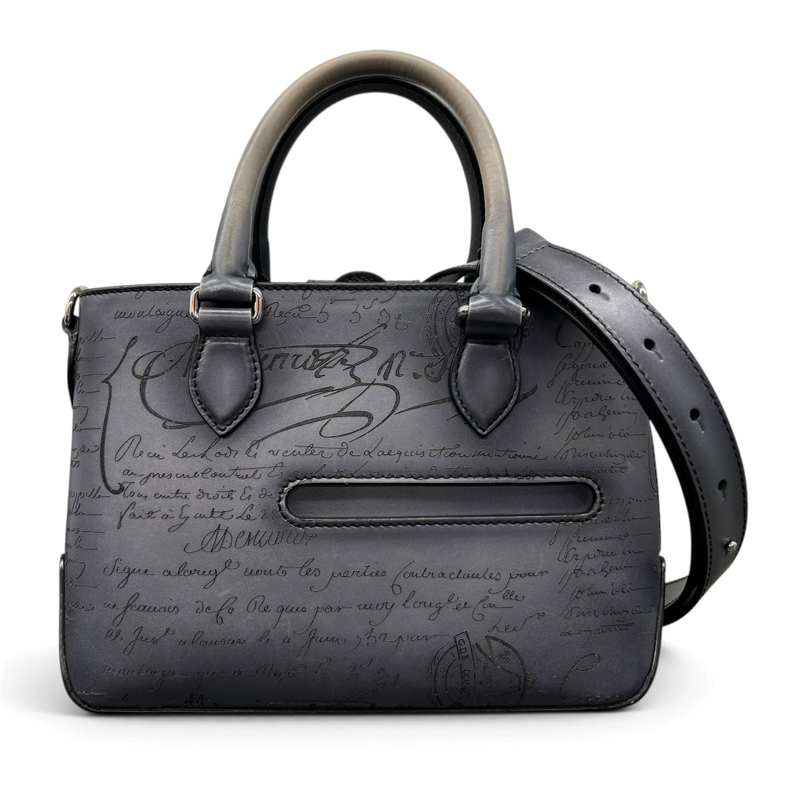 Berluti 美品 ベルルッティ トゥジュール XS ガリバー スクリット カリグラフィ ライトアルミニオ 2way ハンドバッグ ショルダーバッグ レザー グレー クロスボディ メンズ ABランク 中古 鑑定済 ベルルッティバッグ