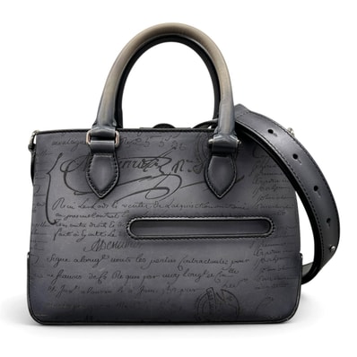 Berluti 美品 ベルルッティ トゥジュール XS ガリバー スクリット カリグラフィ ライトアルミニオ 2way ハンドバッグ ショルダーバッグ レザー グレー クロスボディ メンズ ABランク 中古 鑑定済 ベルルッティバッグ