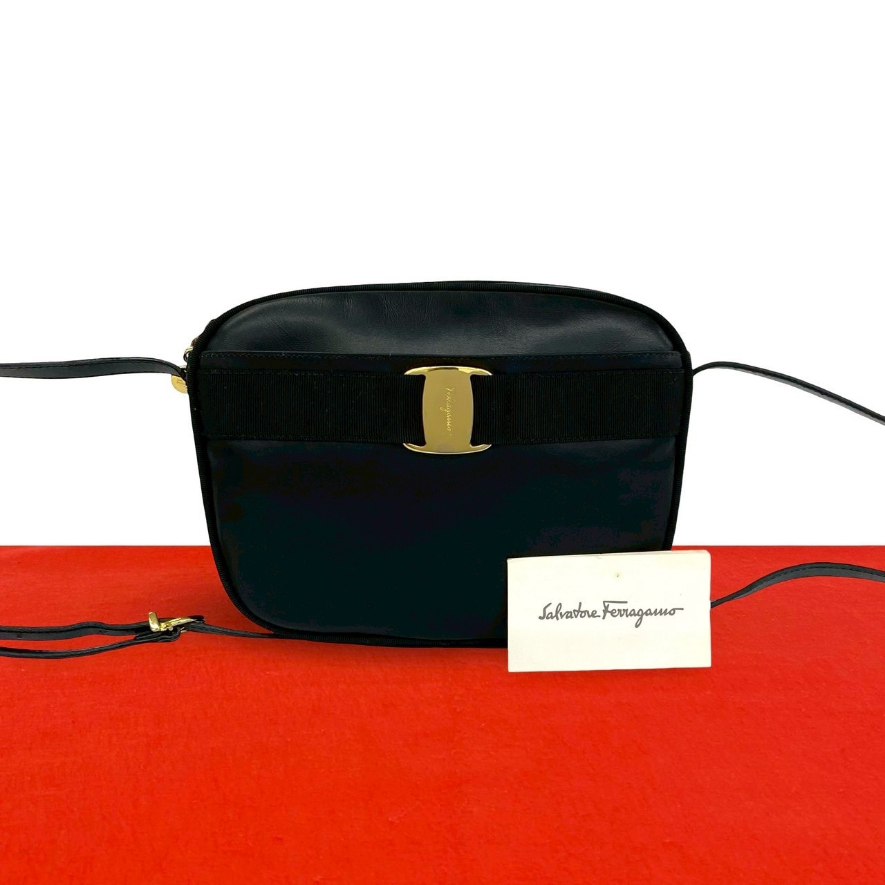 Salvatore Ferragamo サルヴァトーレフェラガモ ヴァラリボン 金具 レザー ショルダーバッグ ブラック
 21451