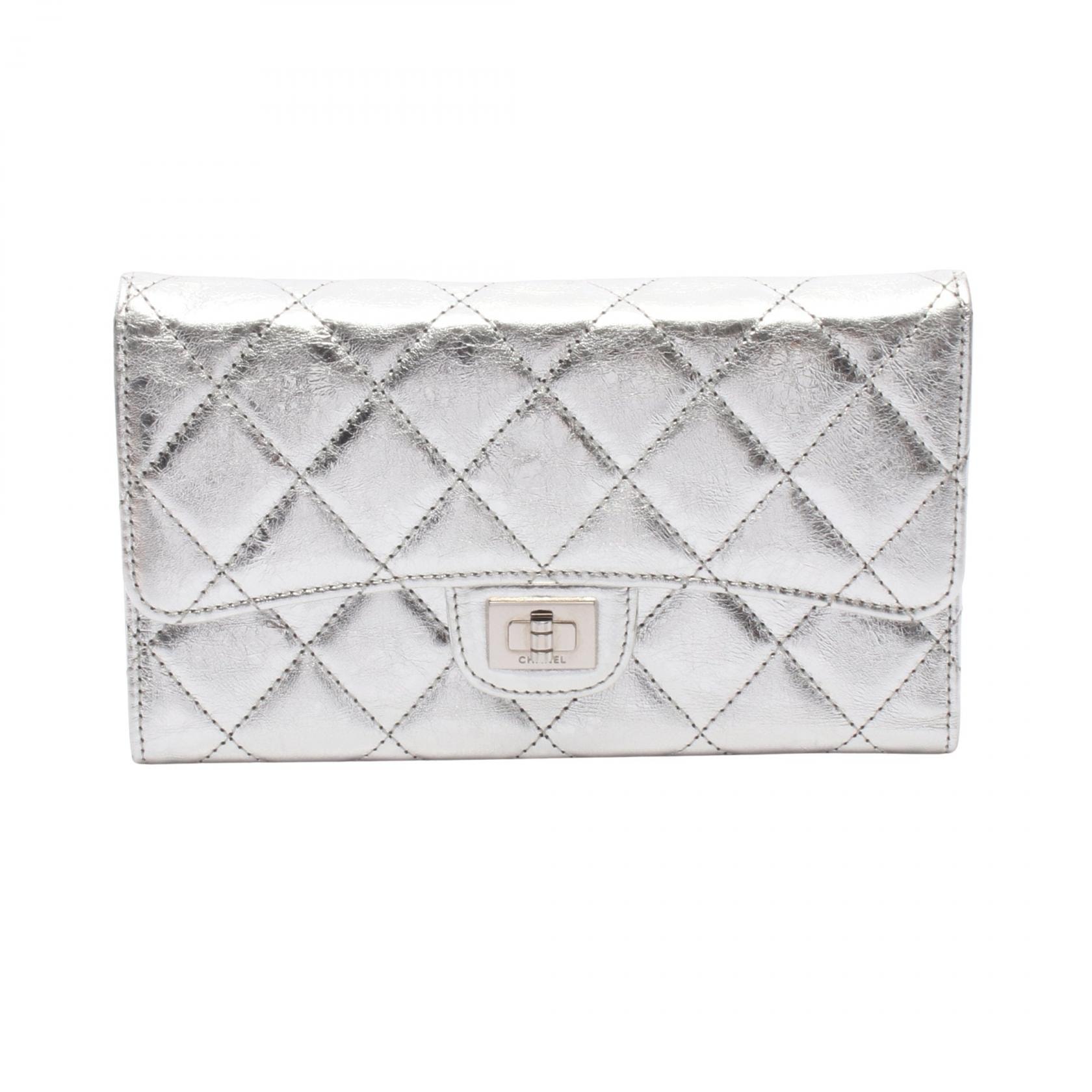 シャネル CHANEL 2.55 マトラッセ メタリック 三つ折り長財布 財布 レザー レディース シルバー系 【中古】