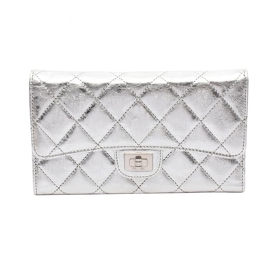シャネル CHANEL 2.55 マトラッセ メタリック 三つ折り長財布 財布 レザー レディース シルバー系 【中古】