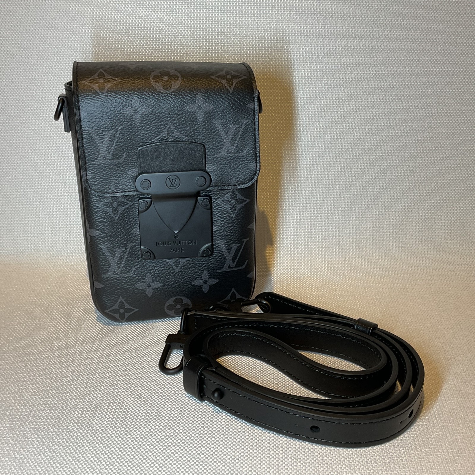 LOUIS VUITTON【ルイ・ヴィトン】Sロック ヴェルティカル・ウェアラブル ウォレット ショルダーバッグ
