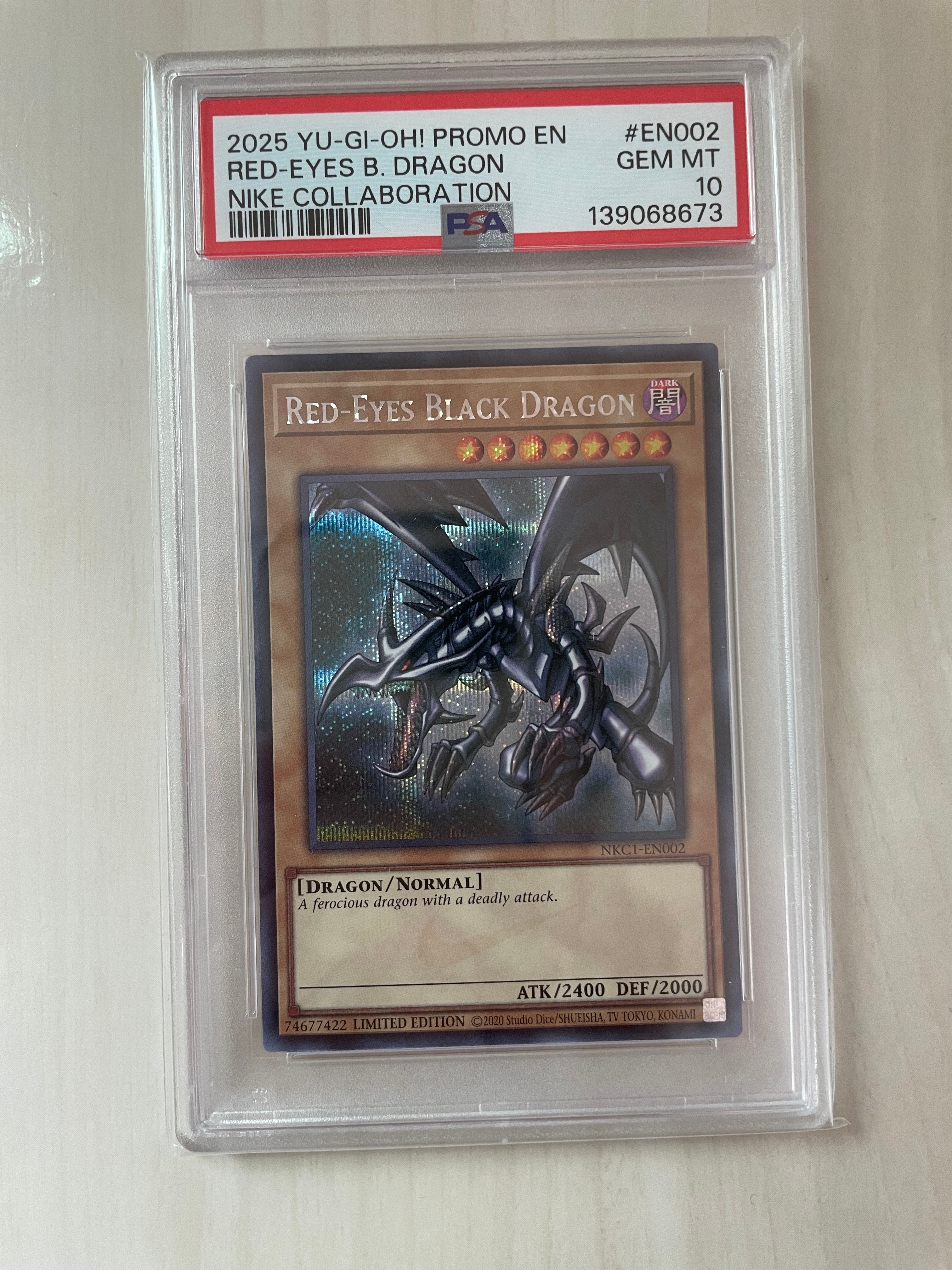 真紅眼の黒竜 SE [NKC1-EN002](遊戯王 x ナイキ エアーマックス 95 QS エアーマッスル House of Duel - 童実野町決闘遊戯館 限定プロモ) 