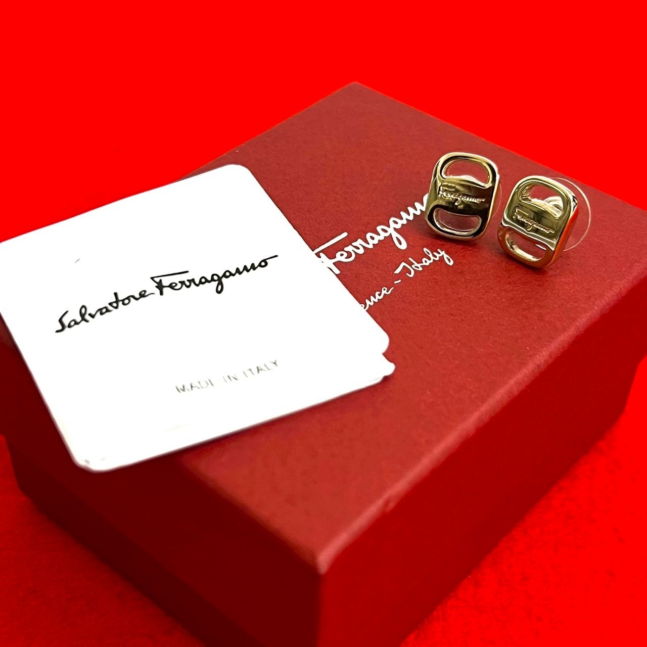 Salvatore Ferragamo サルヴァトーレフェラガモ ヴァラ 金具 GP ピアス ゴールド
 1095c