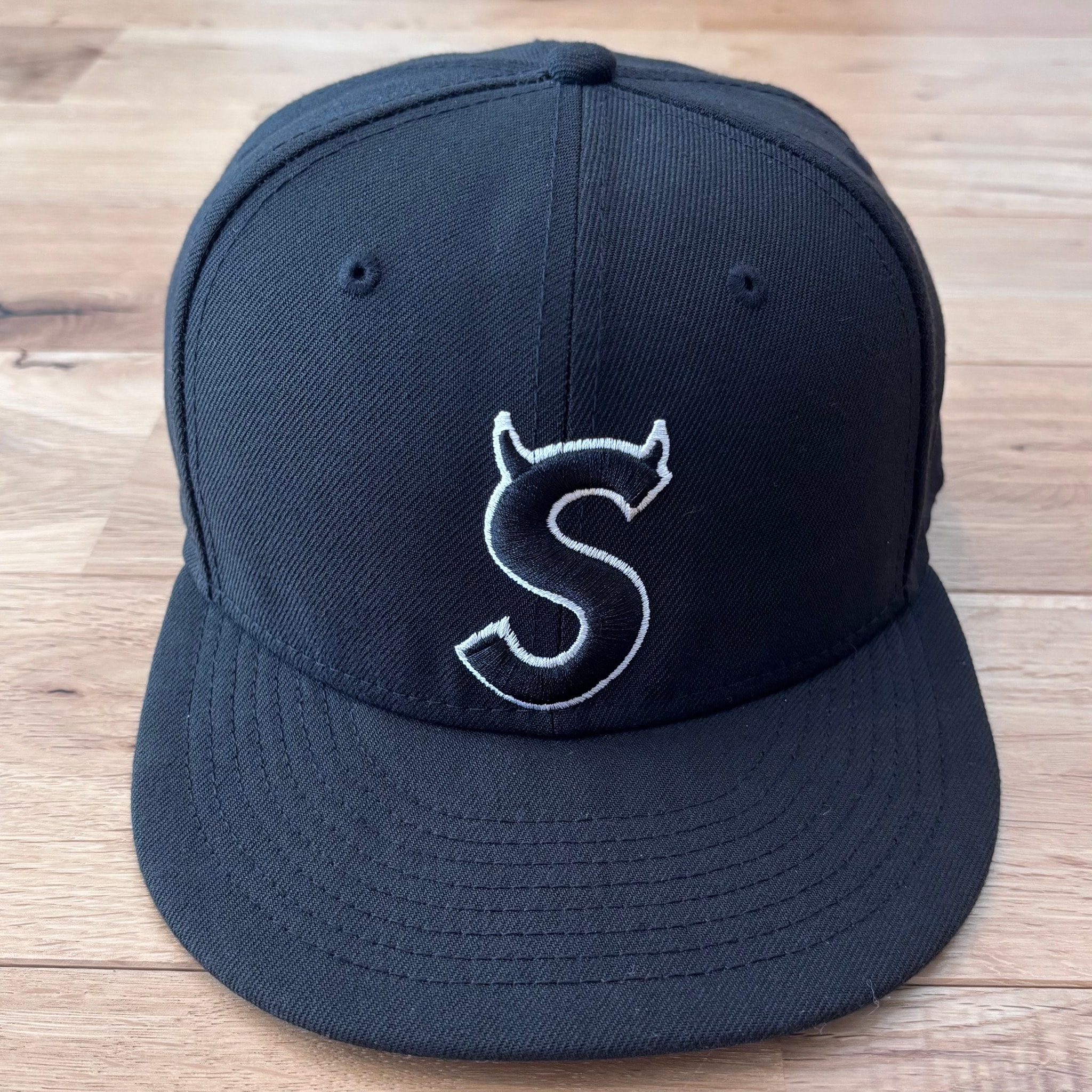 Supreme S Logo New Era "Black" (22FW)