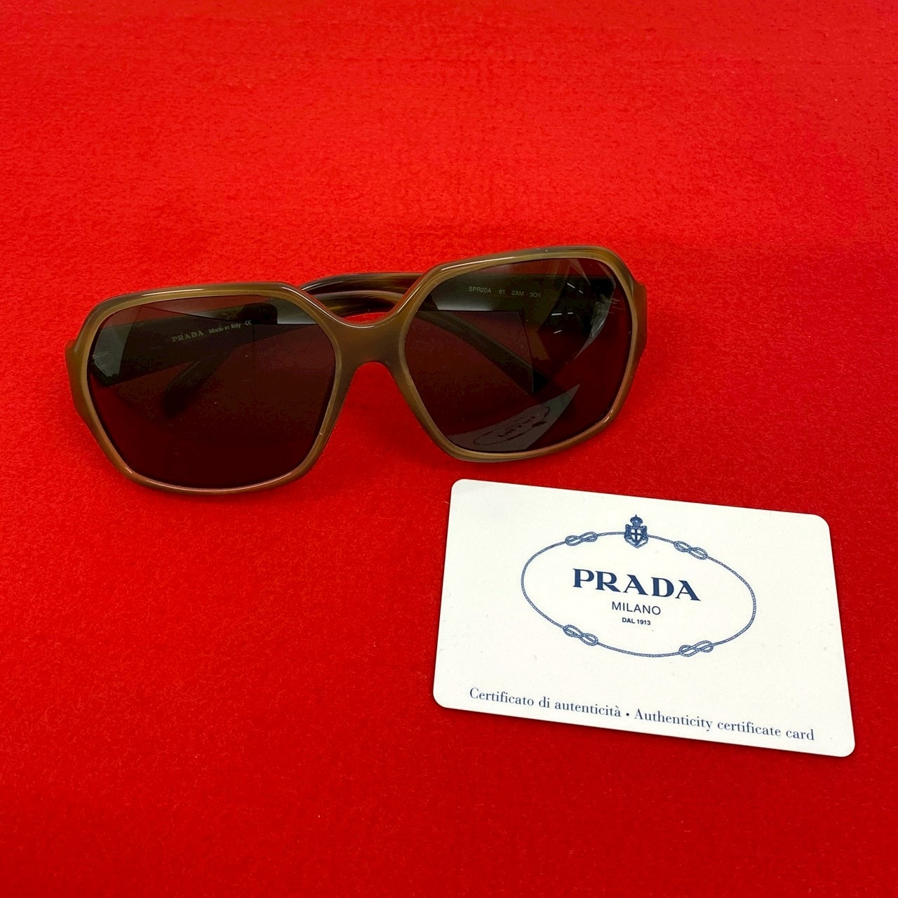 PRADA プラダ プラスチック サングラス カーキ
e2137