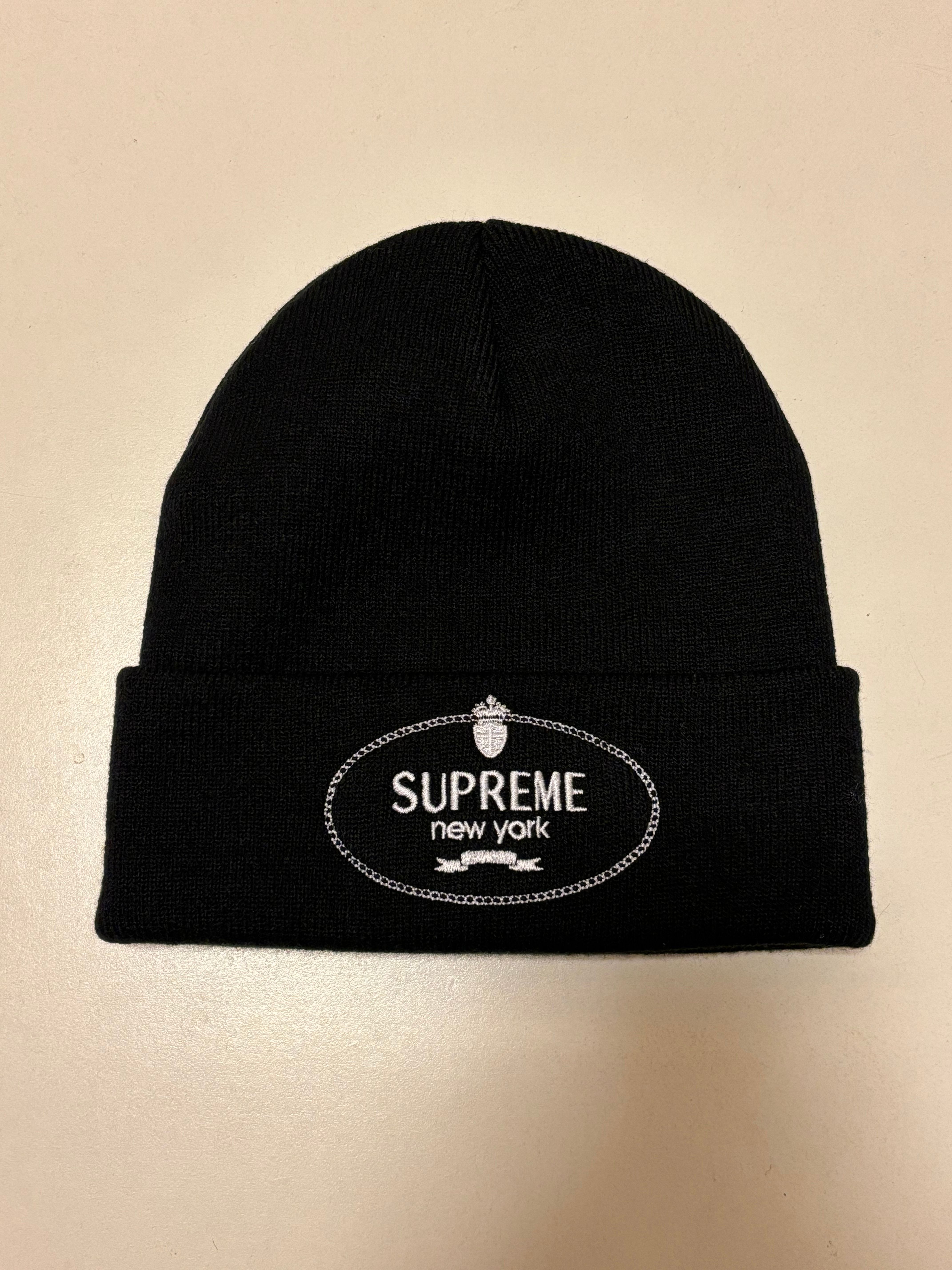 Supreme Crest Beanie "Black"