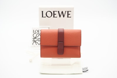 美品 LOEWE ロエベ ソフトグレインカーフ スモール バーティカル ウォレット C660S86X01 三つ折り財布 オレンジ カーフレザー レディース