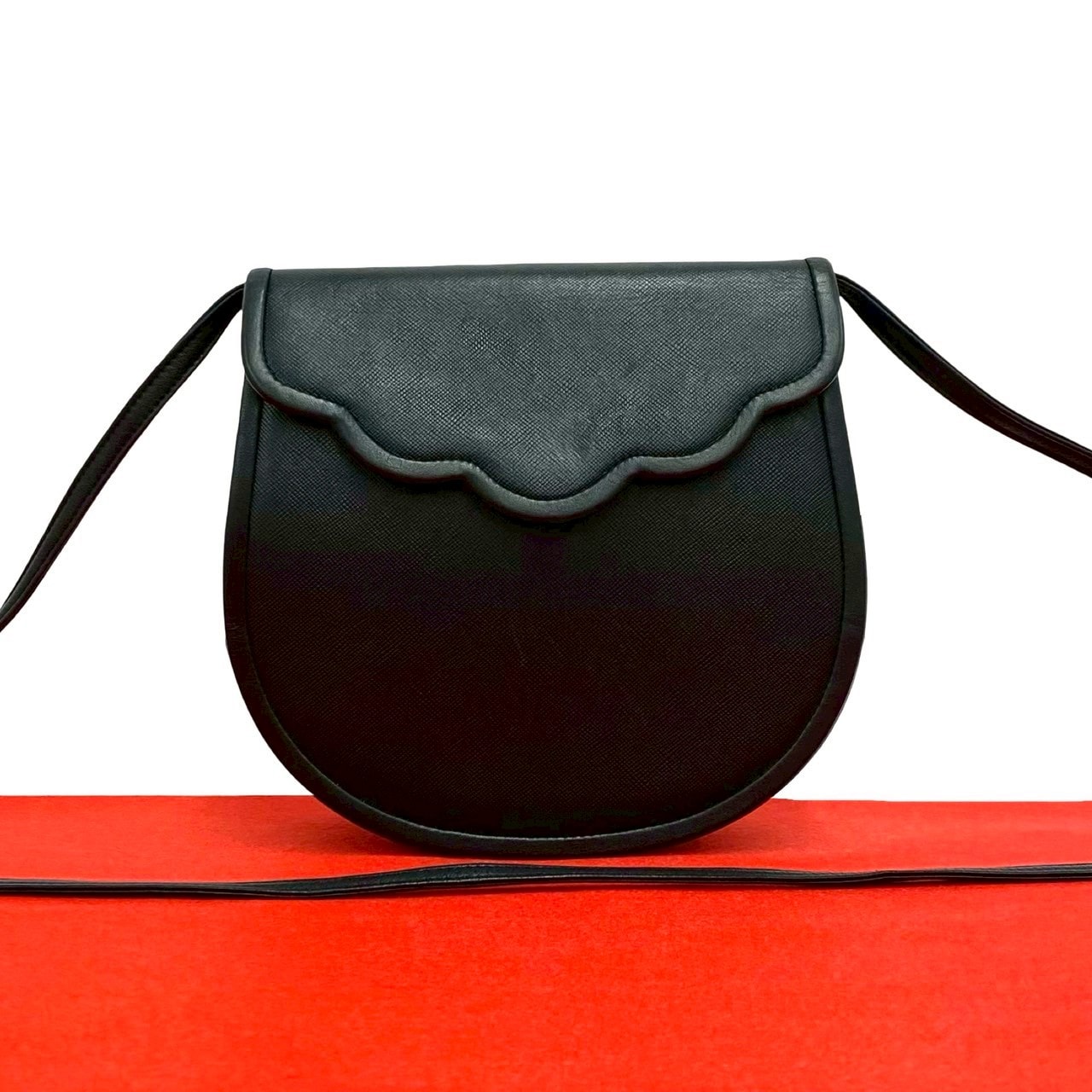 YVES SAINT LAURENT イヴ・サンローラン レザー ショルダーバッグ ブラック
29747