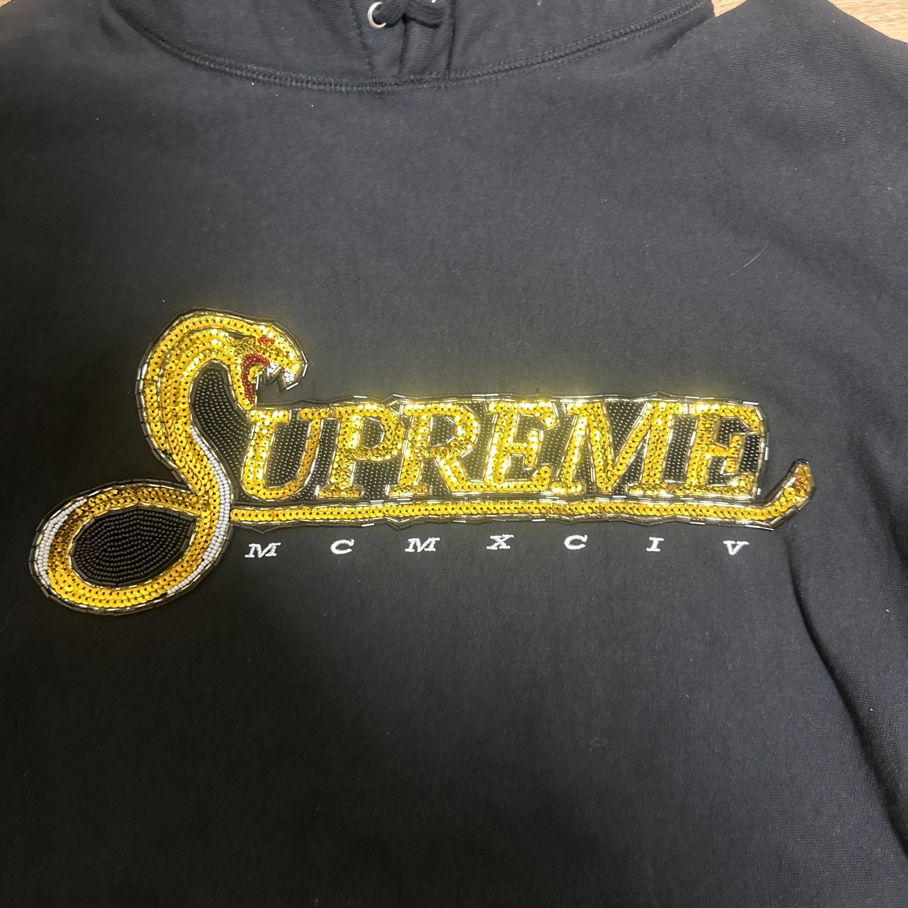 シュプリームパーカー