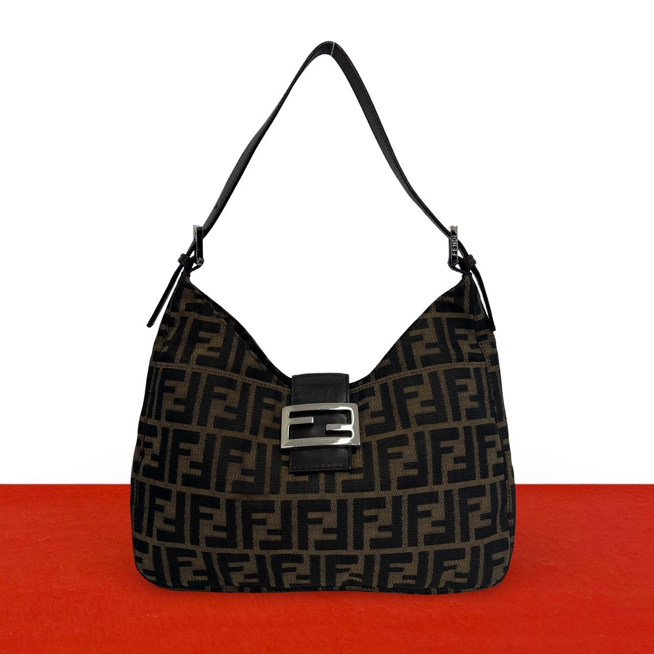 FENDI フェンディ ズッカ 柄 FF ロゴ 金具 キャンバス レザー ショルダーバッグ ブラウン
35114