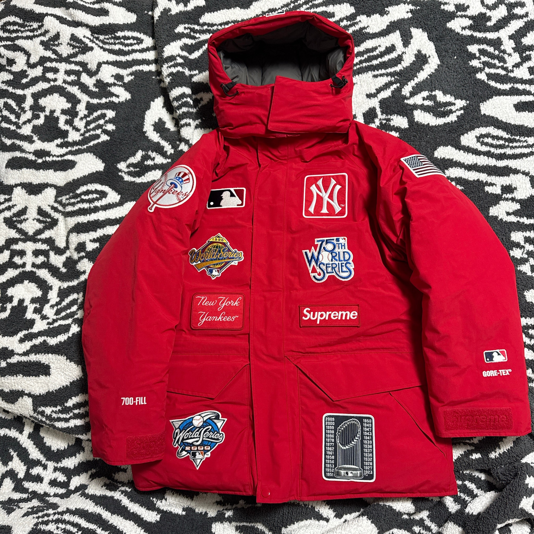 Supreme x New York Yankees GORE TEX 700-Fill Down Jacket "Red"