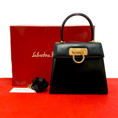 Salvatore Ferragamo サルヴァトーレフェラガモ ガンチーニ ロゴ 金具 レザー ショルダーバッグ ブラック
k42-2