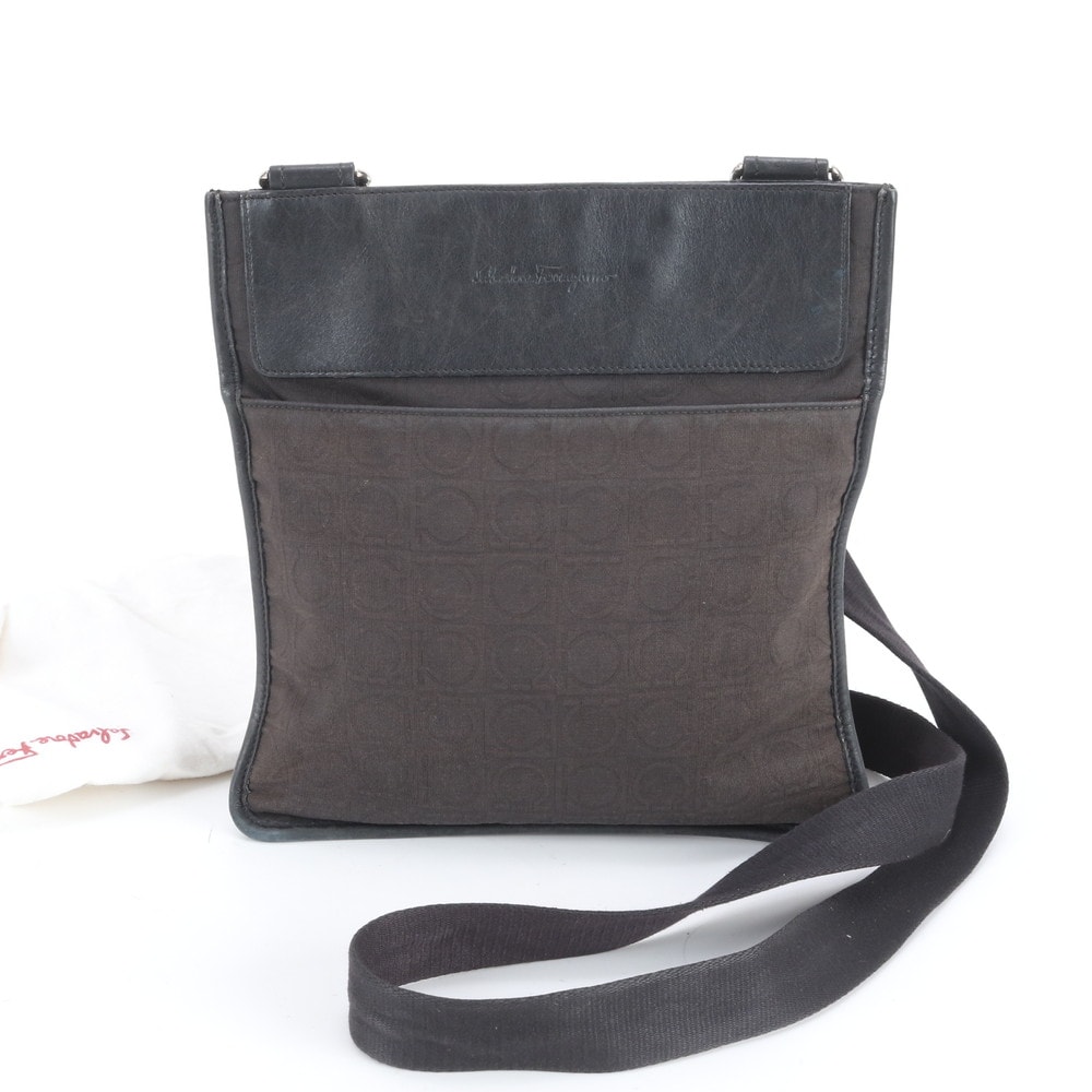 サルヴァトーレフェラガモ ガンチーニショルダーバッグ