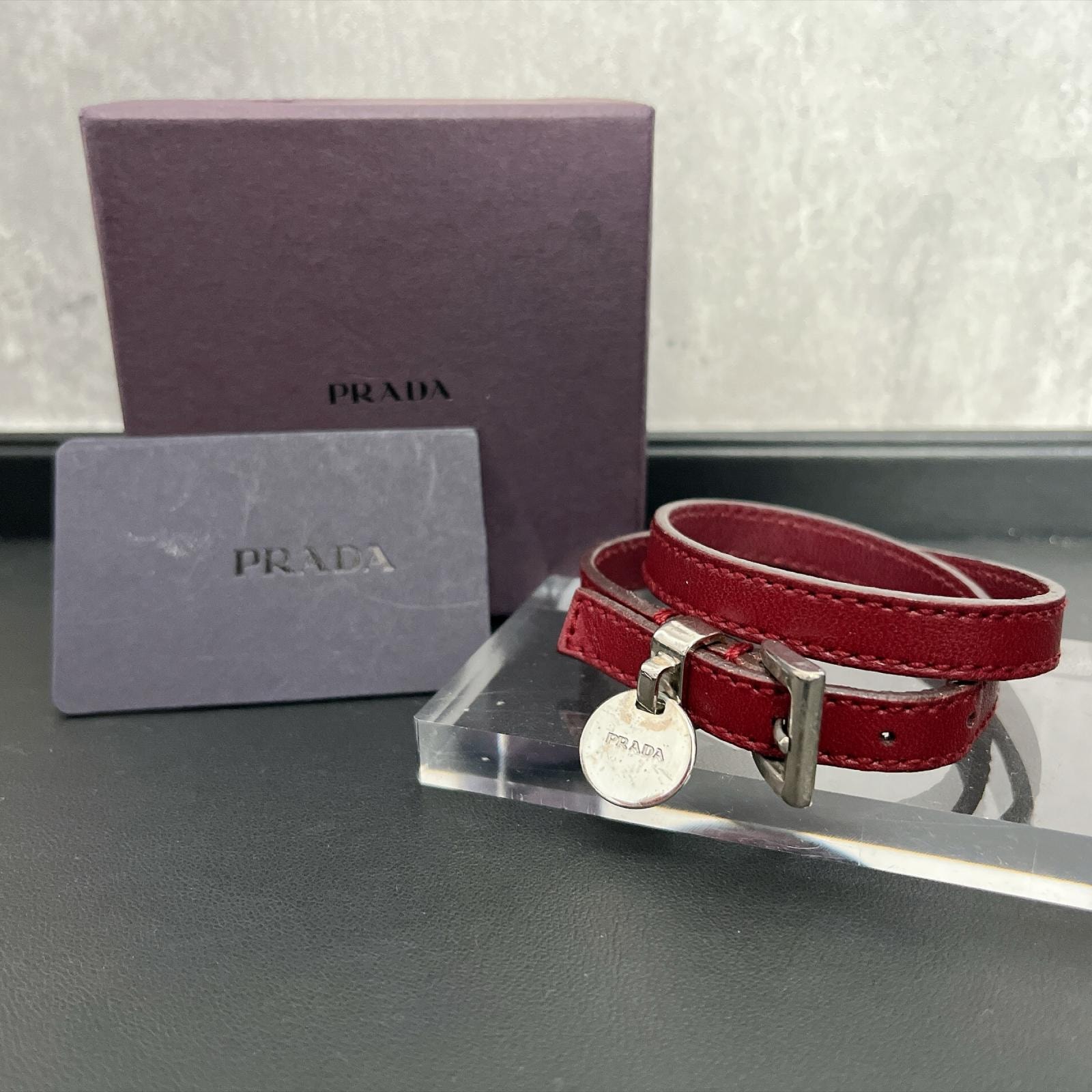 【PRADA】プラダ ブレスレット 箱付き ロゴ入り コインチャーム 二重巻き ラップ レザー ボルドー ワインレッド ゴールド金具 レディース