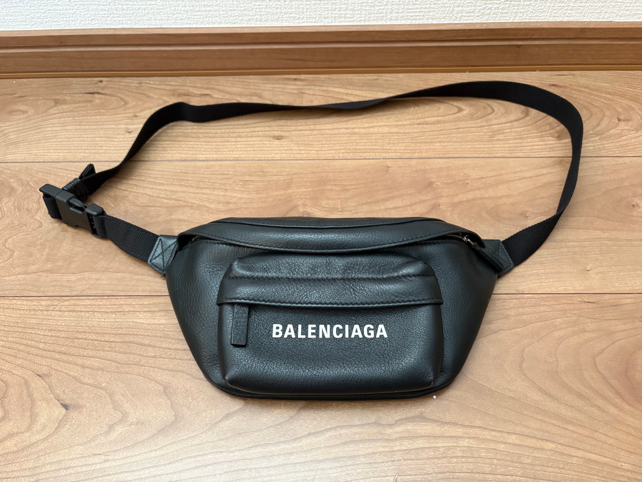 A (未使用に近い)】BALENCIAGA ブラックレザー エブリデイボディバッグ