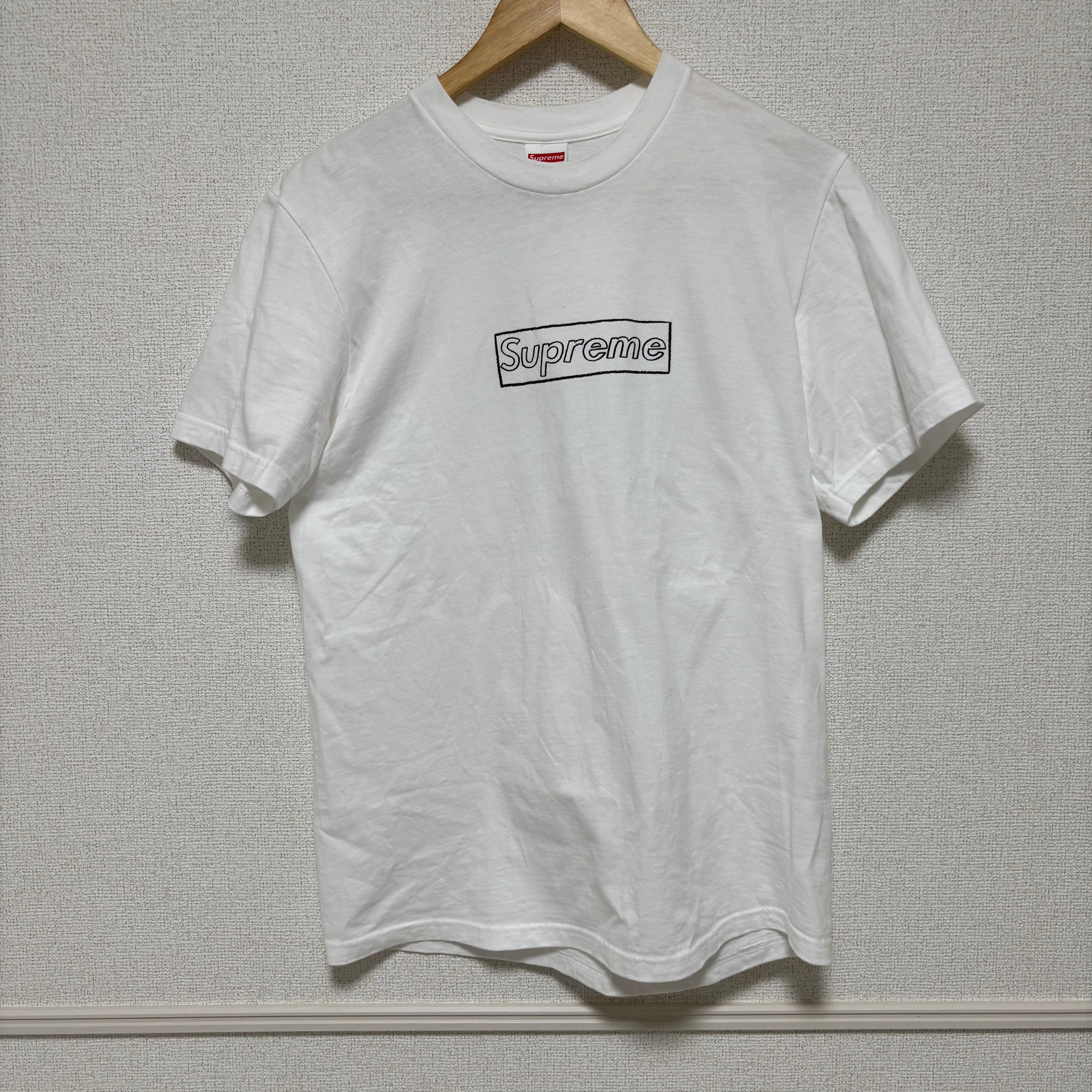シュプリーム カウズ チョーク ロゴ Tシャツ "ホワイト"