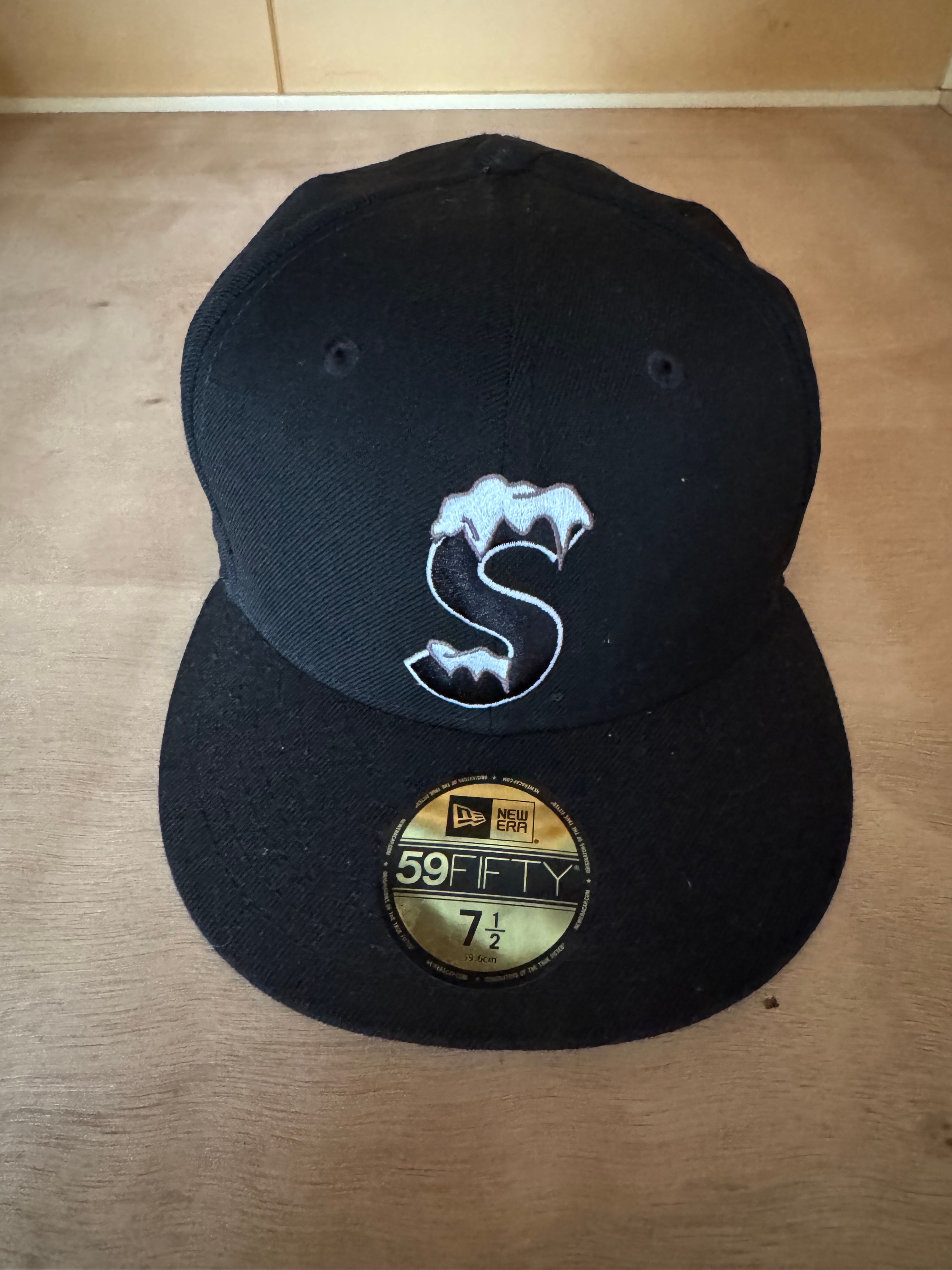 Supreme S Logo New Era® "Black" (20FW)