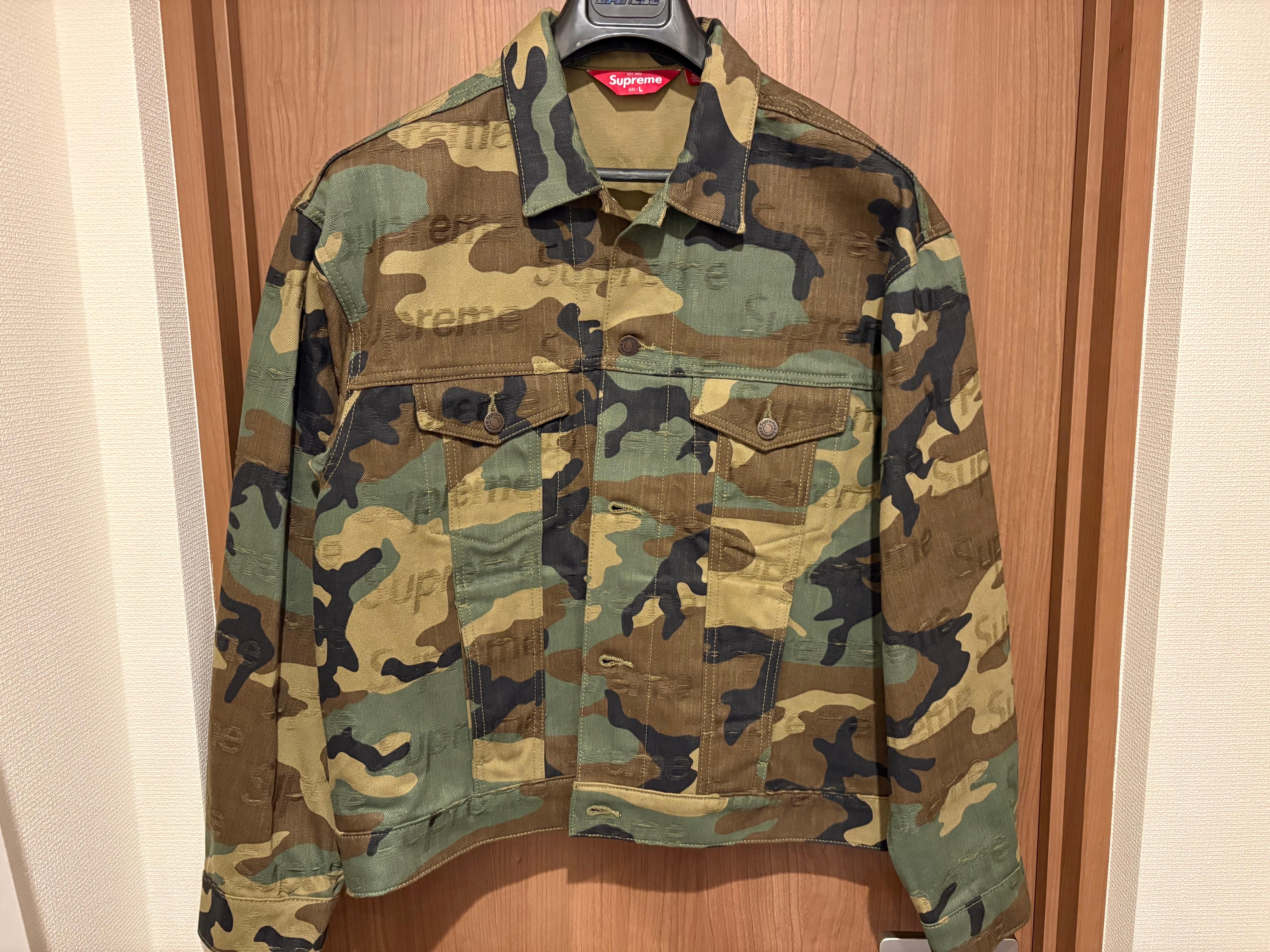 シュプリーム ジャカード ロゴ デニム トラッカー ジャケット "ウッドランド カモ"